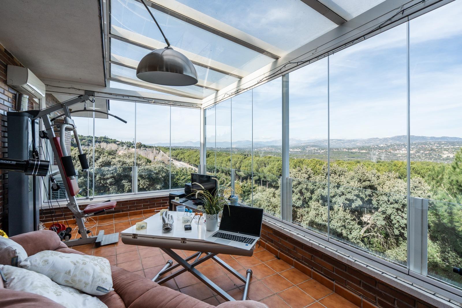 ^**^EXCLUSIVO CHALET CON VISTAS ESPECTACULARES, PISCINA CLIMATIZADA Y JARDÍN PRIVADO^**^ Este magníf