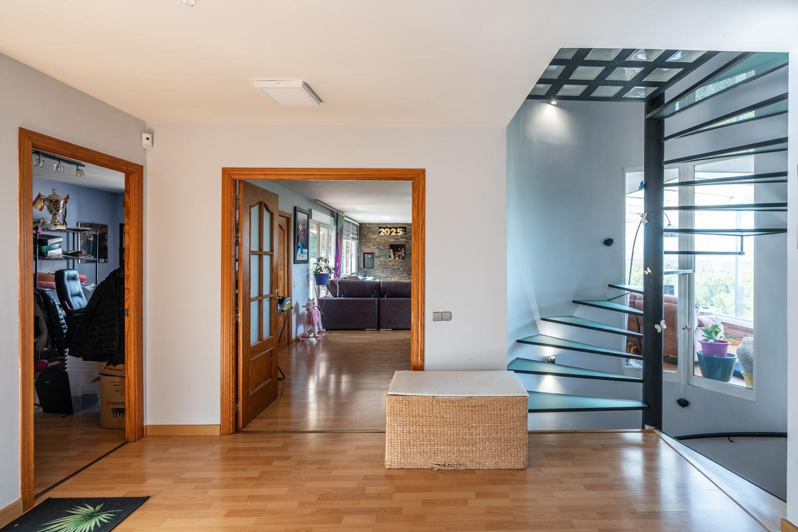 ^**^EXCLUSIVO CHALET CON VISTAS ESPECTACULARES, PISCINA CLIMATIZADA Y JARDÍN PRIVADO^**^ Este magníf