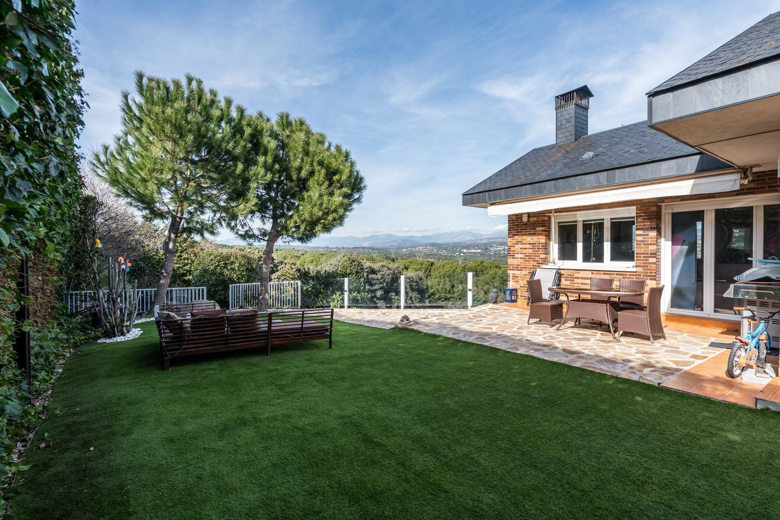 ^**^EXCLUSIVO CHALET CON VISTAS ESPECTACULARES, PISCINA CLIMATIZADA Y JARDÍN PRIVADO^**^ Este magníf