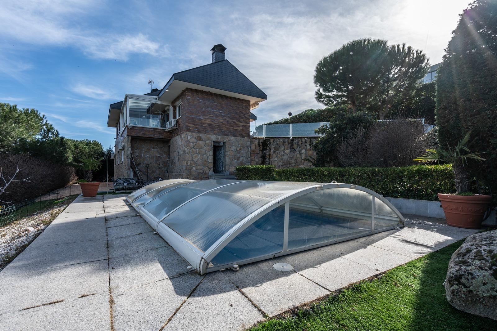 ^**^EXCLUSIVO CHALET CON VISTAS ESPECTACULARES, PISCINA CLIMATIZADA Y JARDÍN PRIVADO^**^ Este magníf