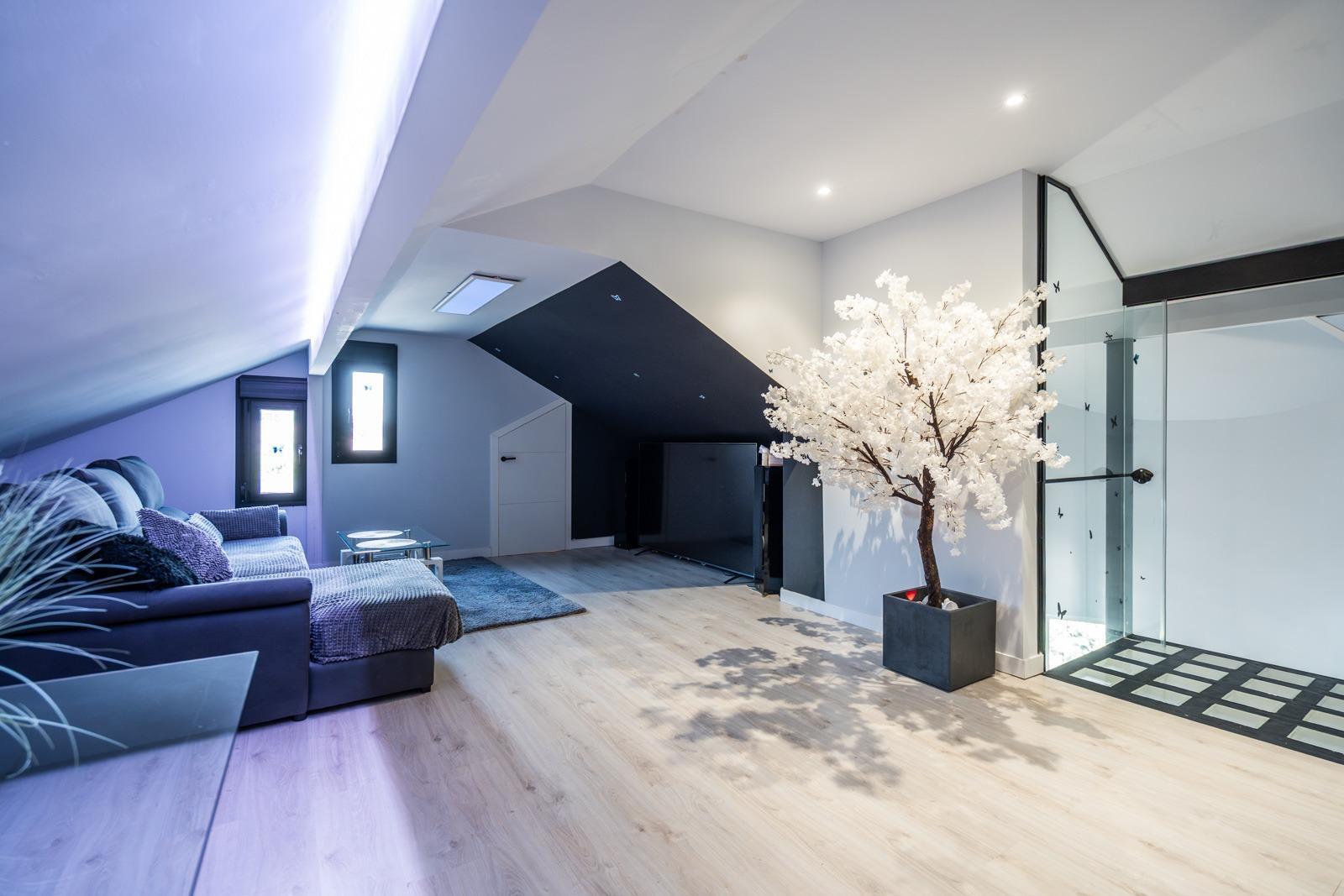 ^**^EXCLUSIVO CHALET CON VISTAS ESPECTACULARES, PISCINA CLIMATIZADA Y JARDÍN PRIVADO^**^ Este magníf