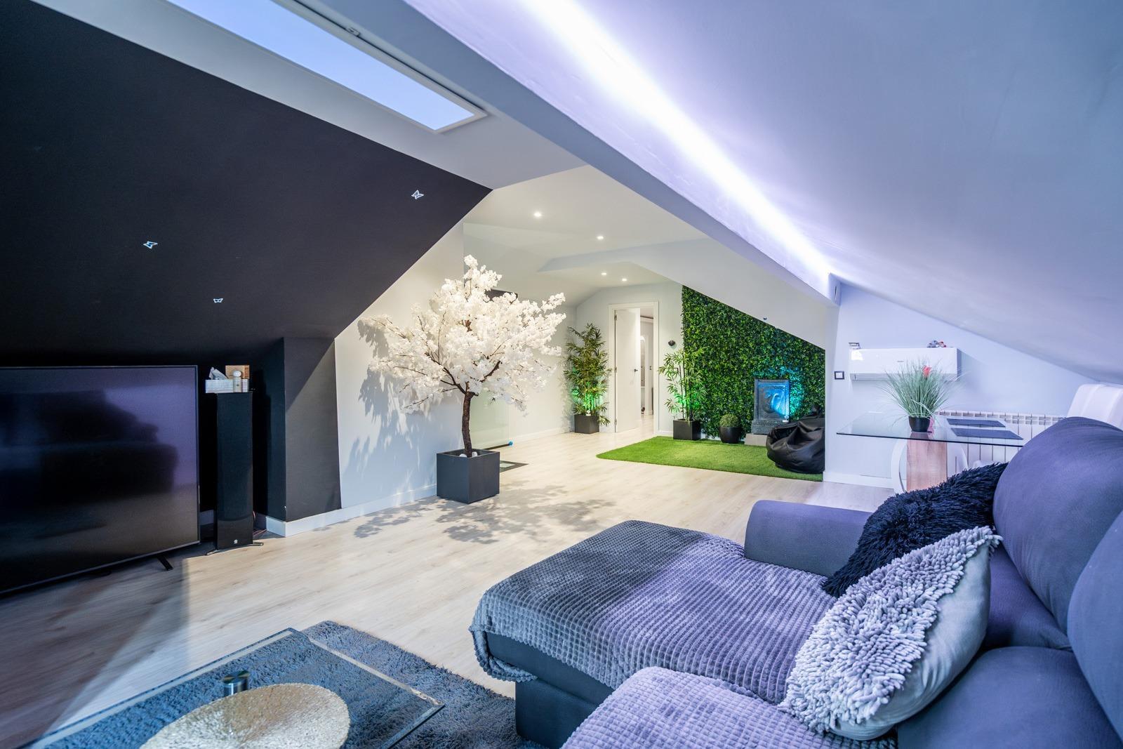 ^**^EXCLUSIVO CHALET CON VISTAS ESPECTACULARES, PISCINA CLIMATIZADA Y JARDÍN PRIVADO^**^ Este magníf