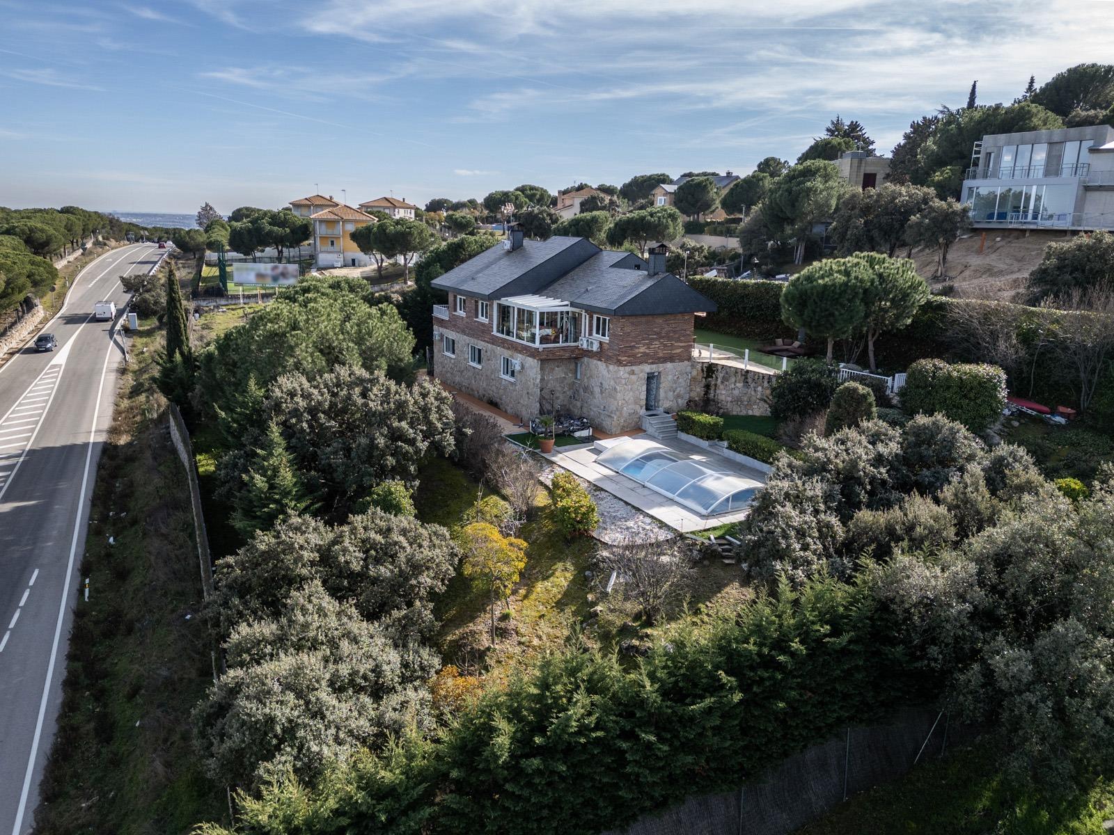 ^**^EXCLUSIVO CHALET CON VISTAS ESPECTACULARES, PISCINA CLIMATIZADA Y JARDÍN PRIVADO^**^ Este magníf