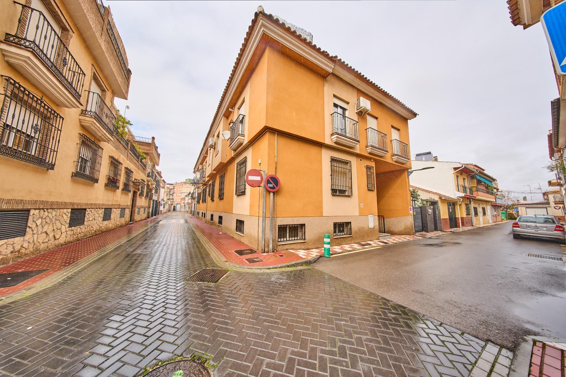 Oportunidad en Centro de Armilla: Apartamento con Garaje junto al Ayuntamiento (Ideal Inversión o 1ª Vivienda)