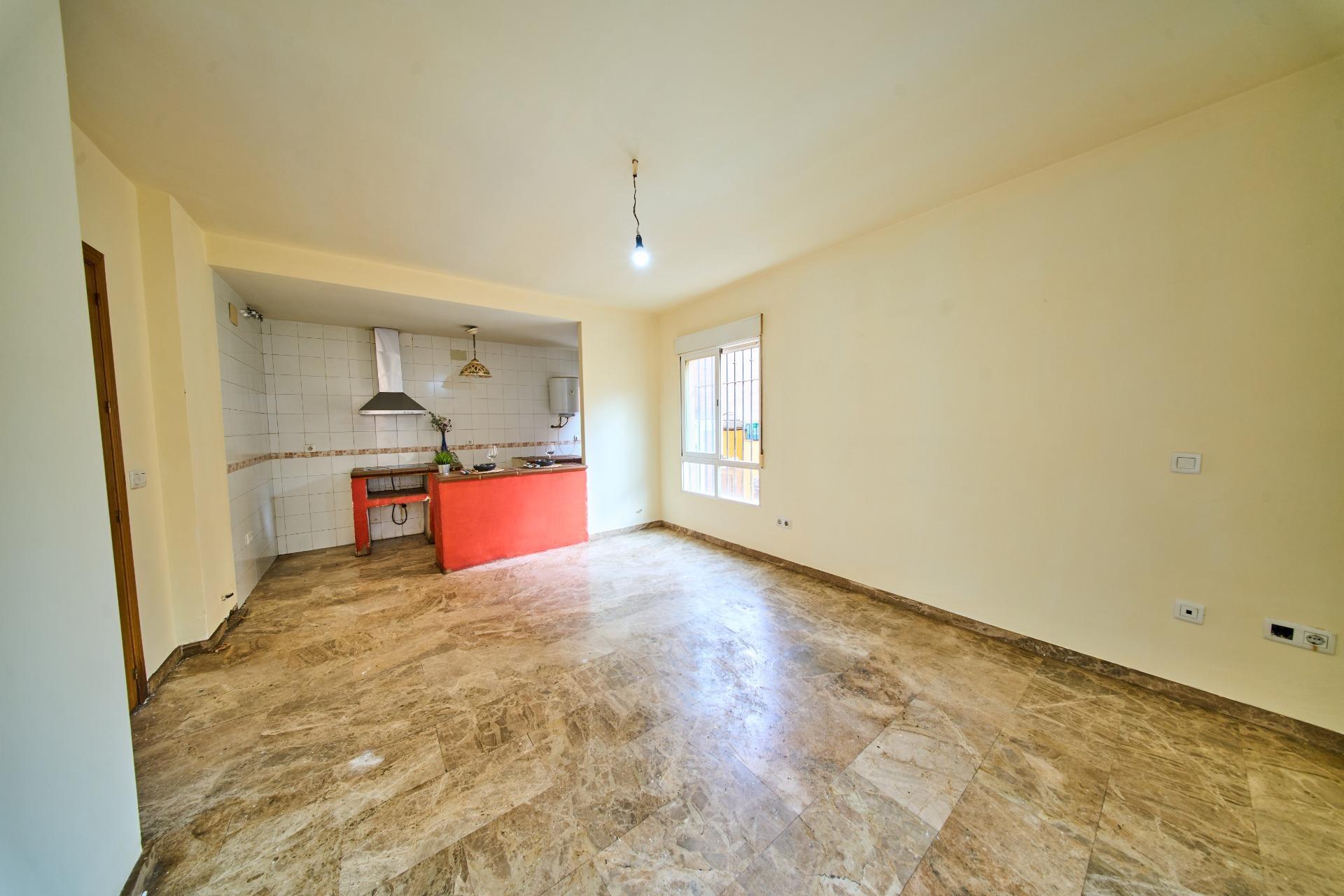 Oportunidad en Centro de Armilla: Apartamento con Garaje junto al Ayuntamiento (Ideal Inversión o 1ª Vivienda)