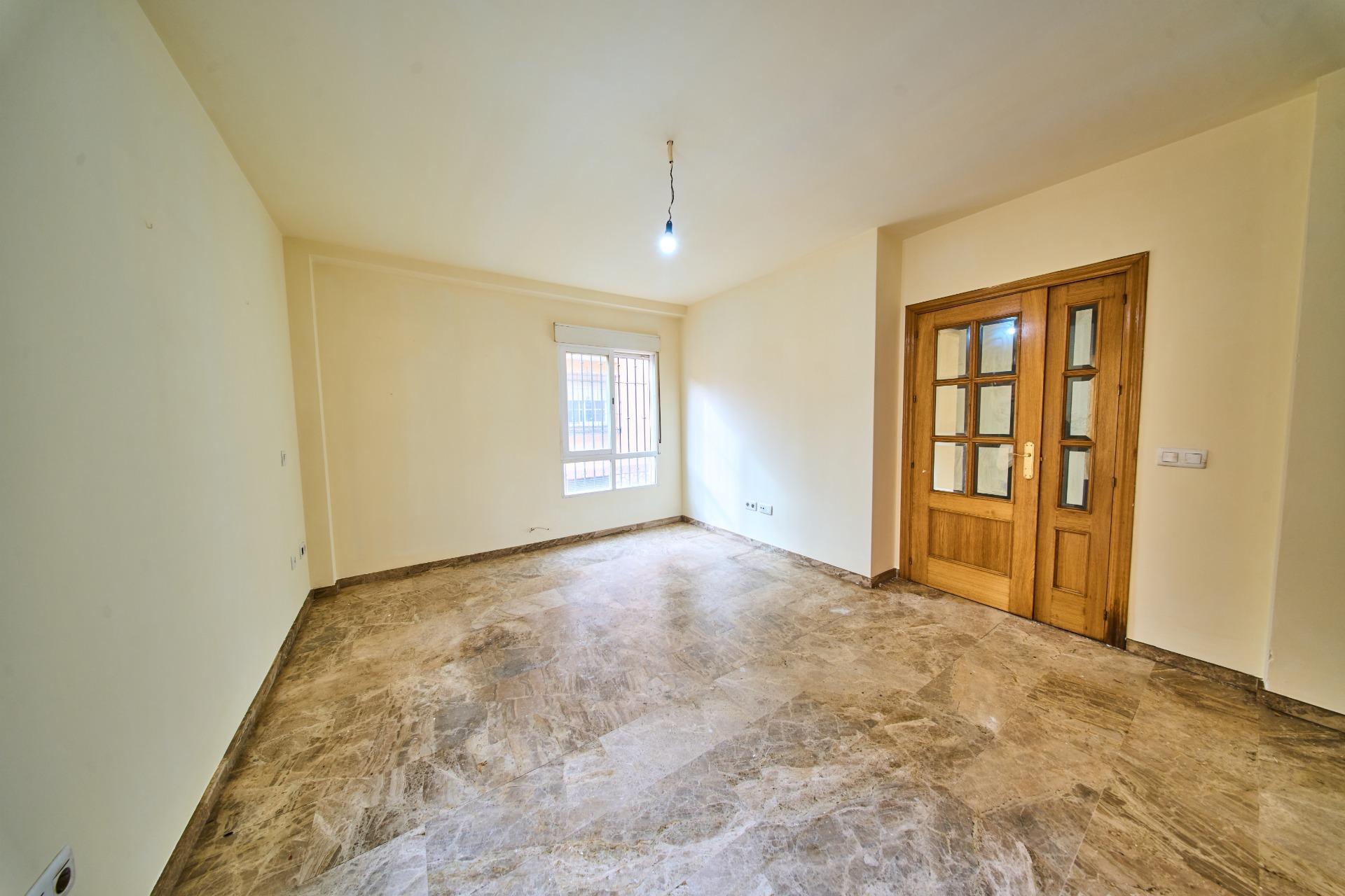 Oportunidad en Centro de Armilla: Apartamento con Garaje junto al Ayuntamiento (Ideal Inversión o 1ª Vivienda)