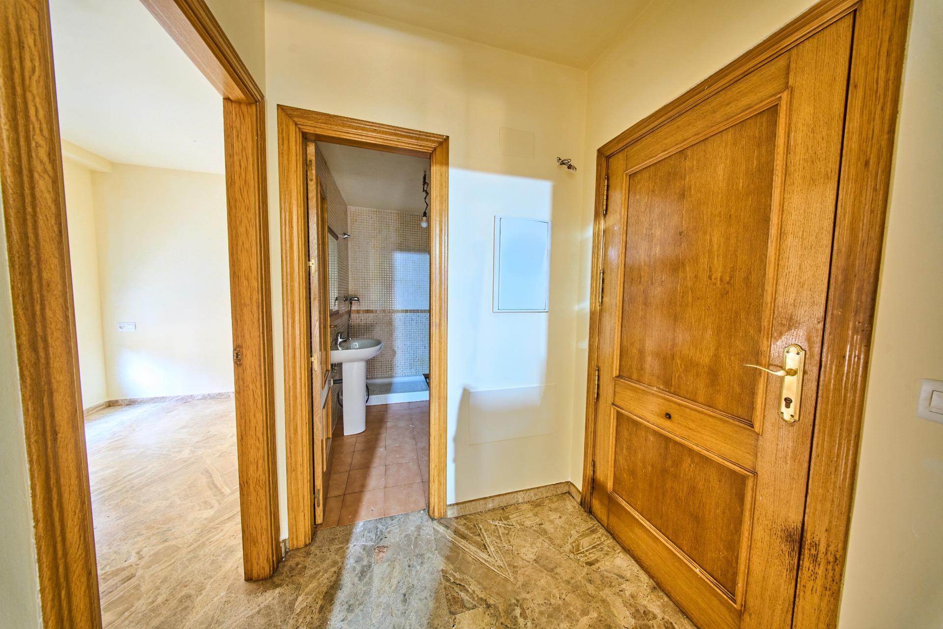 Oportunidad en Centro de Armilla: Apartamento con Garaje junto al Ayuntamiento (Ideal Inversión o 1ª Vivienda)