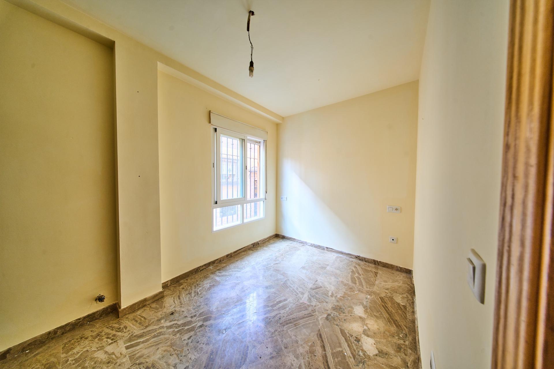 Oportunidad en Centro de Armilla: Apartamento con Garaje junto al Ayuntamiento (Ideal Inversión o 1ª Vivienda)