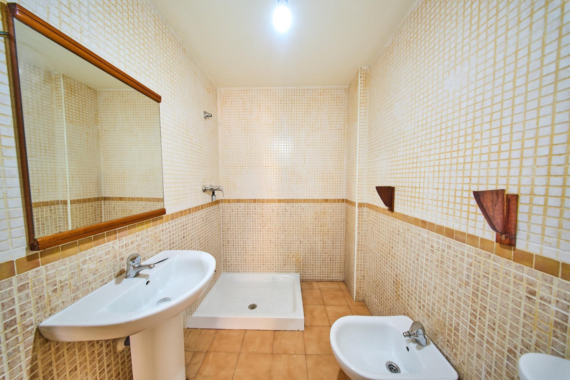 Oportunidad en Centro de Armilla: Apartamento con Garaje junto al Ayuntamiento (Ideal Inversión o 1ª Vivienda)