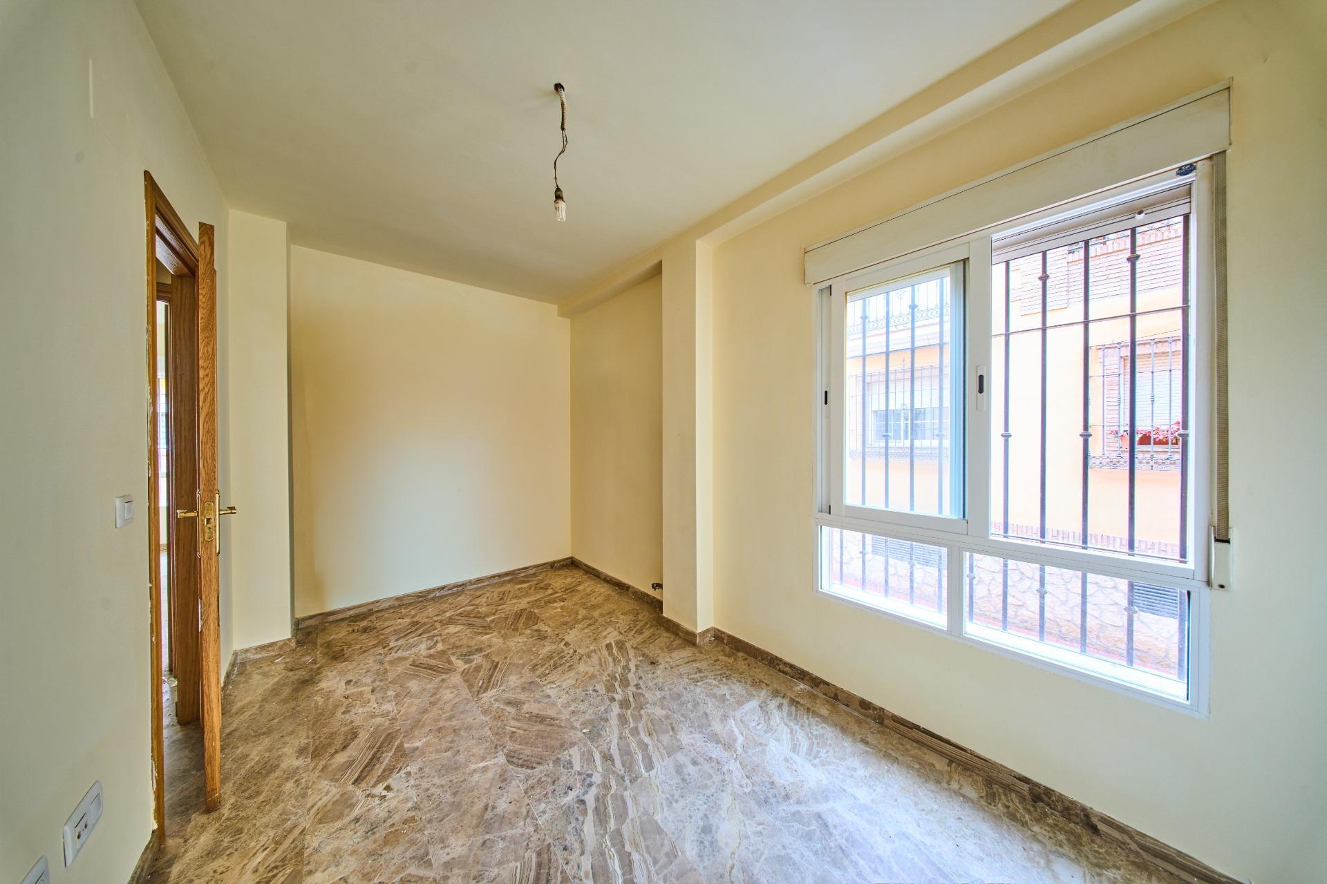 Oportunidad en Centro de Armilla: Apartamento con Garaje junto al Ayuntamiento (Ideal Inversión o 1ª Vivienda)