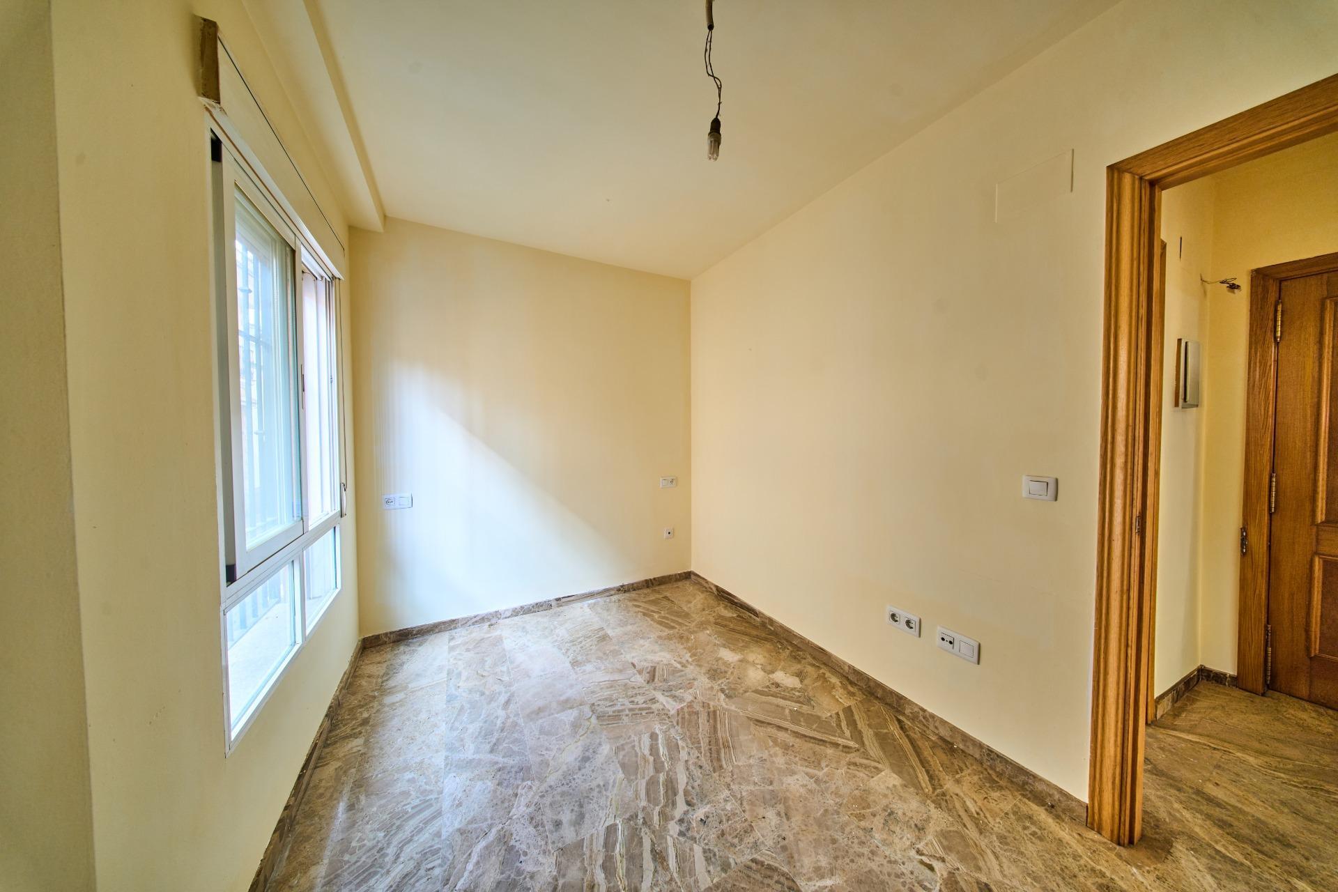 Oportunidad en Centro de Armilla: Apartamento con Garaje junto al Ayuntamiento (Ideal Inversión o 1ª Vivienda)