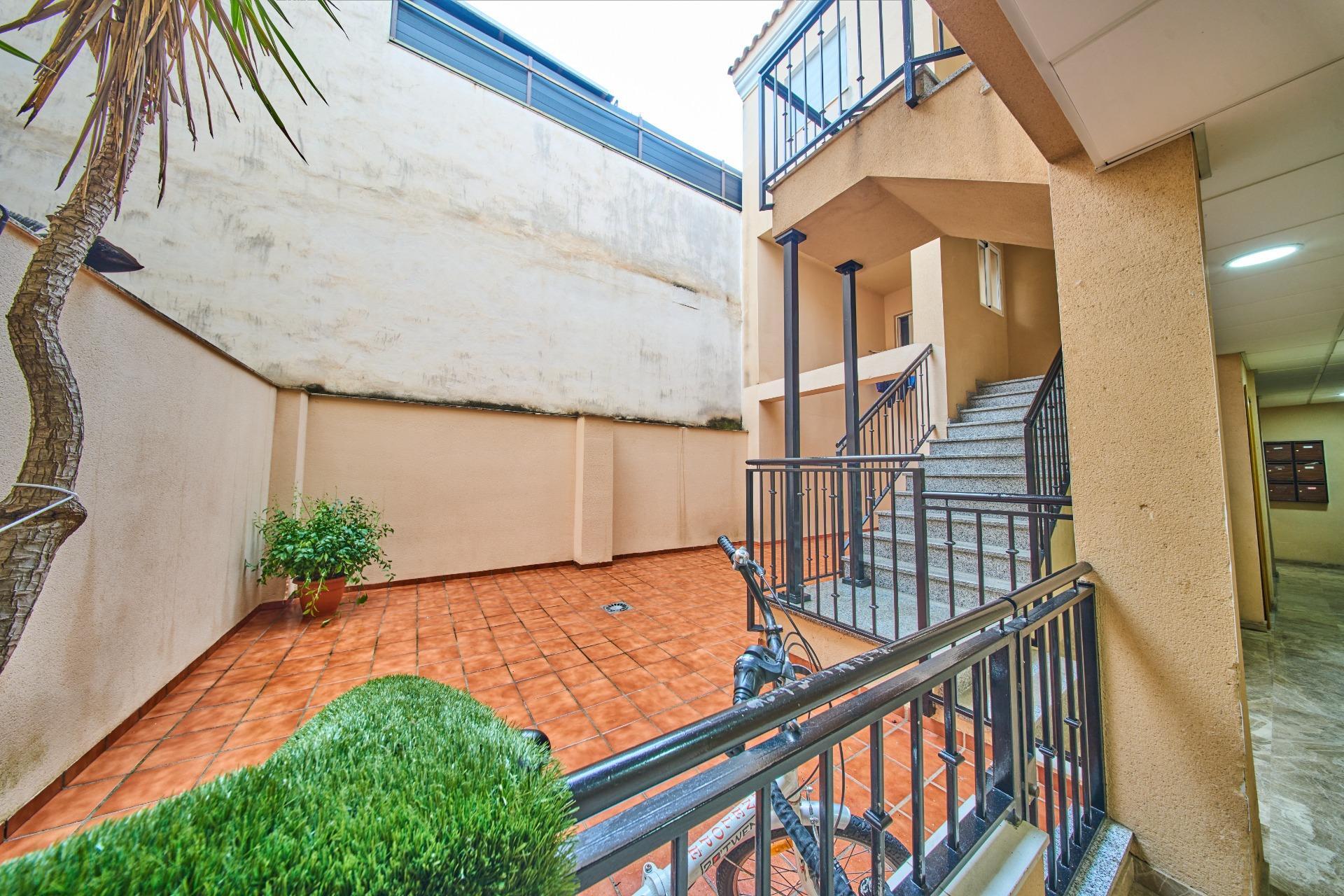 Oportunidad en Centro de Armilla: Apartamento con Garaje junto al Ayuntamiento (Ideal Inversión o 1ª Vivienda)