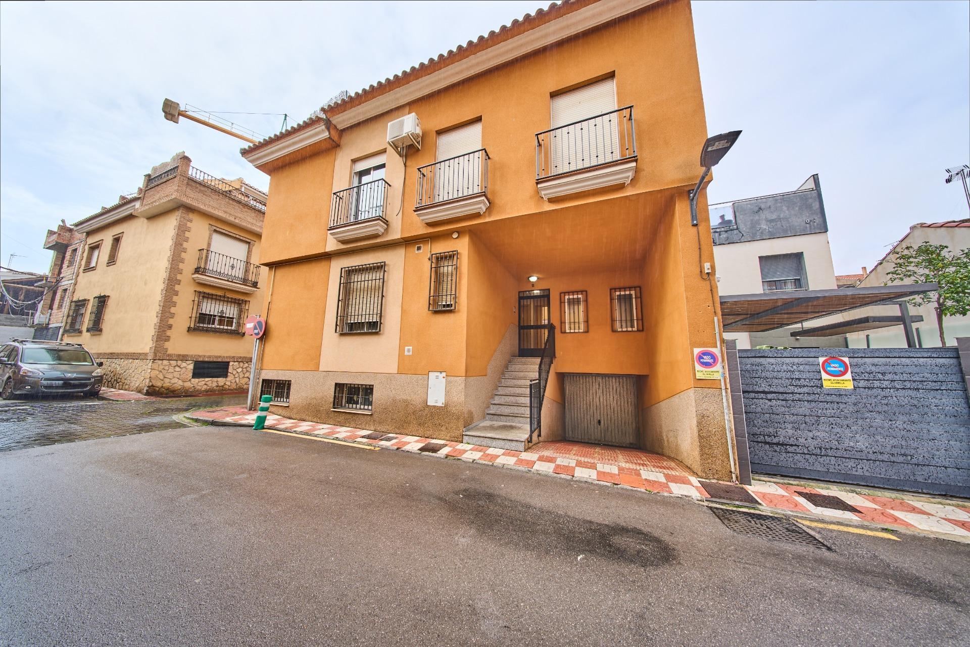Oportunidad en Centro de Armilla: Apartamento con Garaje junto al Ayuntamiento (Ideal Inversión o 1ª Vivienda)