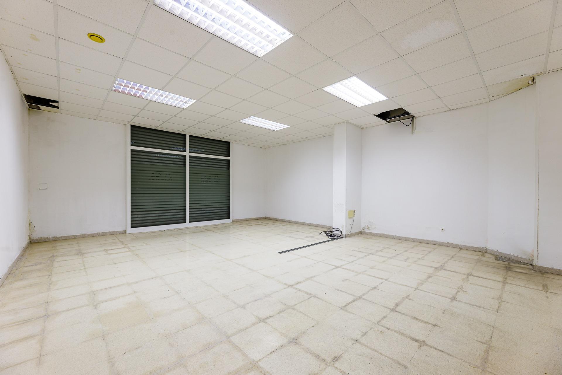 Oportunidad! 2 locales contiguos (. 300 m²) con posibilidad de cambio de uso a vivienda