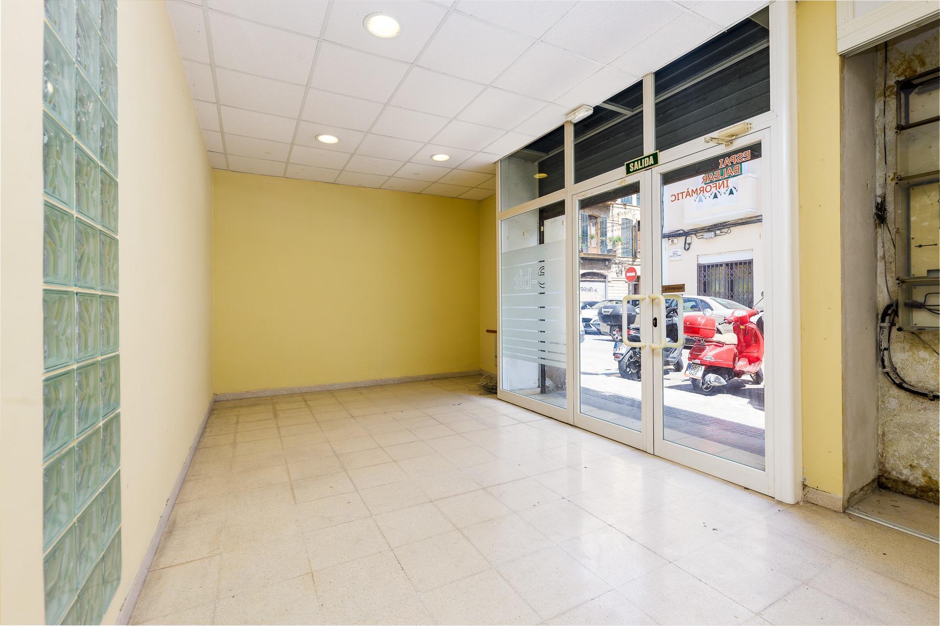 Oportunidad! 2 locales contiguos (. 300 m²) con posibilidad de cambio de uso a vivienda