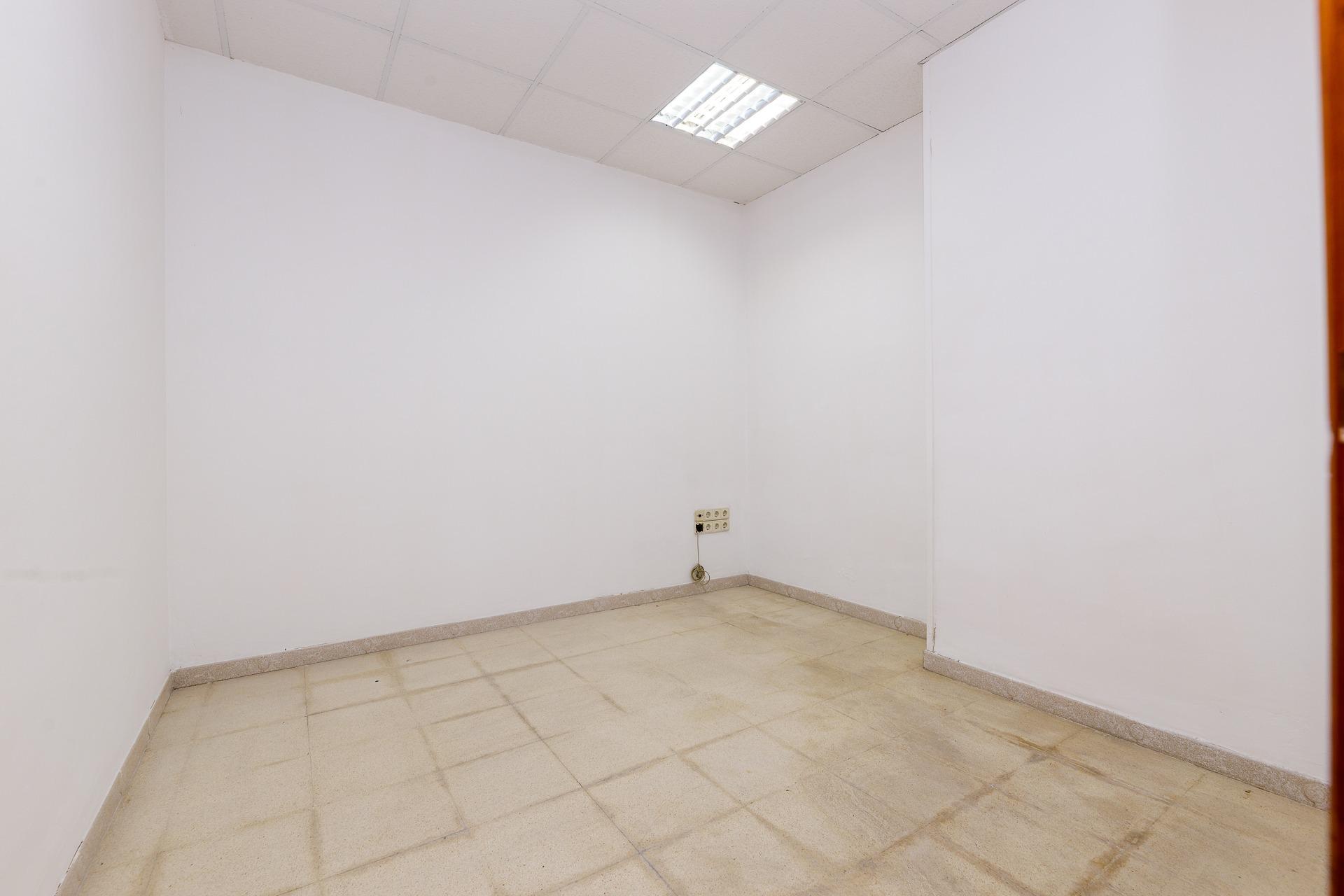 Oportunidad! 2 locales contiguos (. 300 m²) con posibilidad de cambio de uso a vivienda