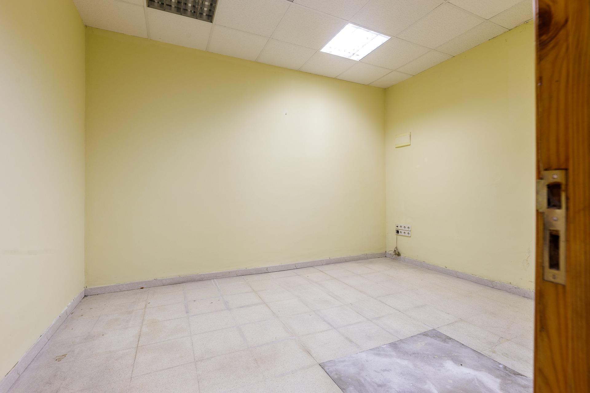 Oportunidad! 2 locales contiguos (. 300 m²) con posibilidad de cambio de uso a vivienda