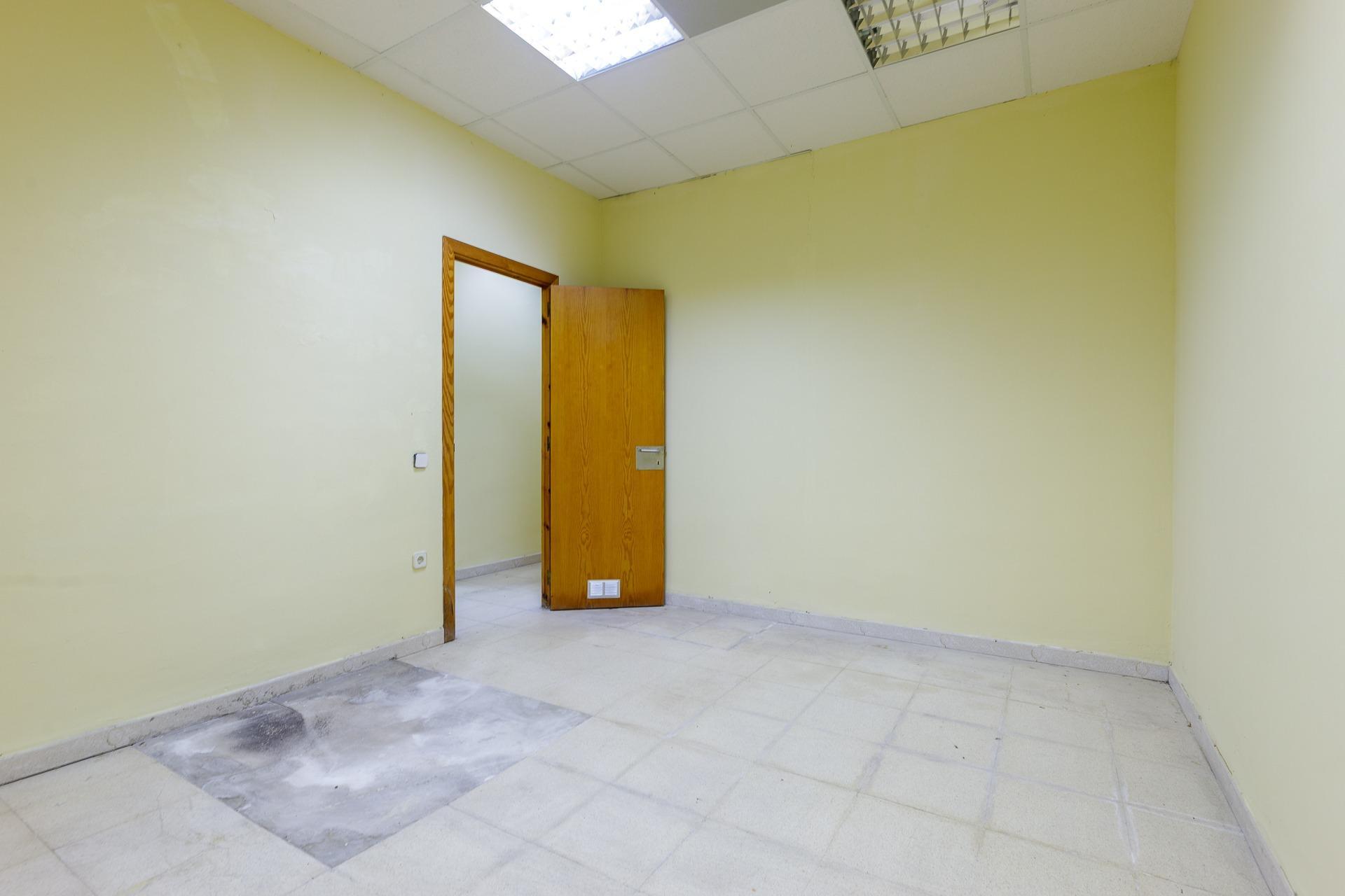 Oportunidad! 2 locales contiguos (. 300 m²) con posibilidad de cambio de uso a vivienda