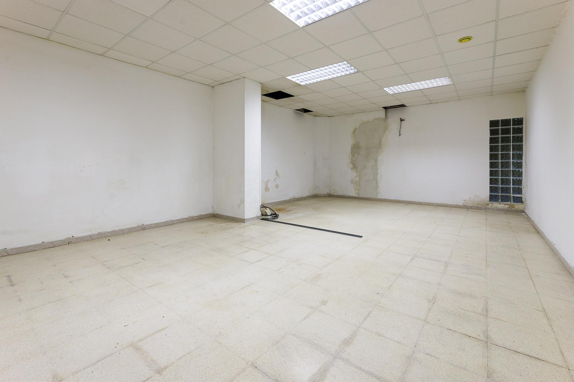 Oportunidad! 2 locales contiguos (. 300 m²) con posibilidad de cambio de uso a vivienda