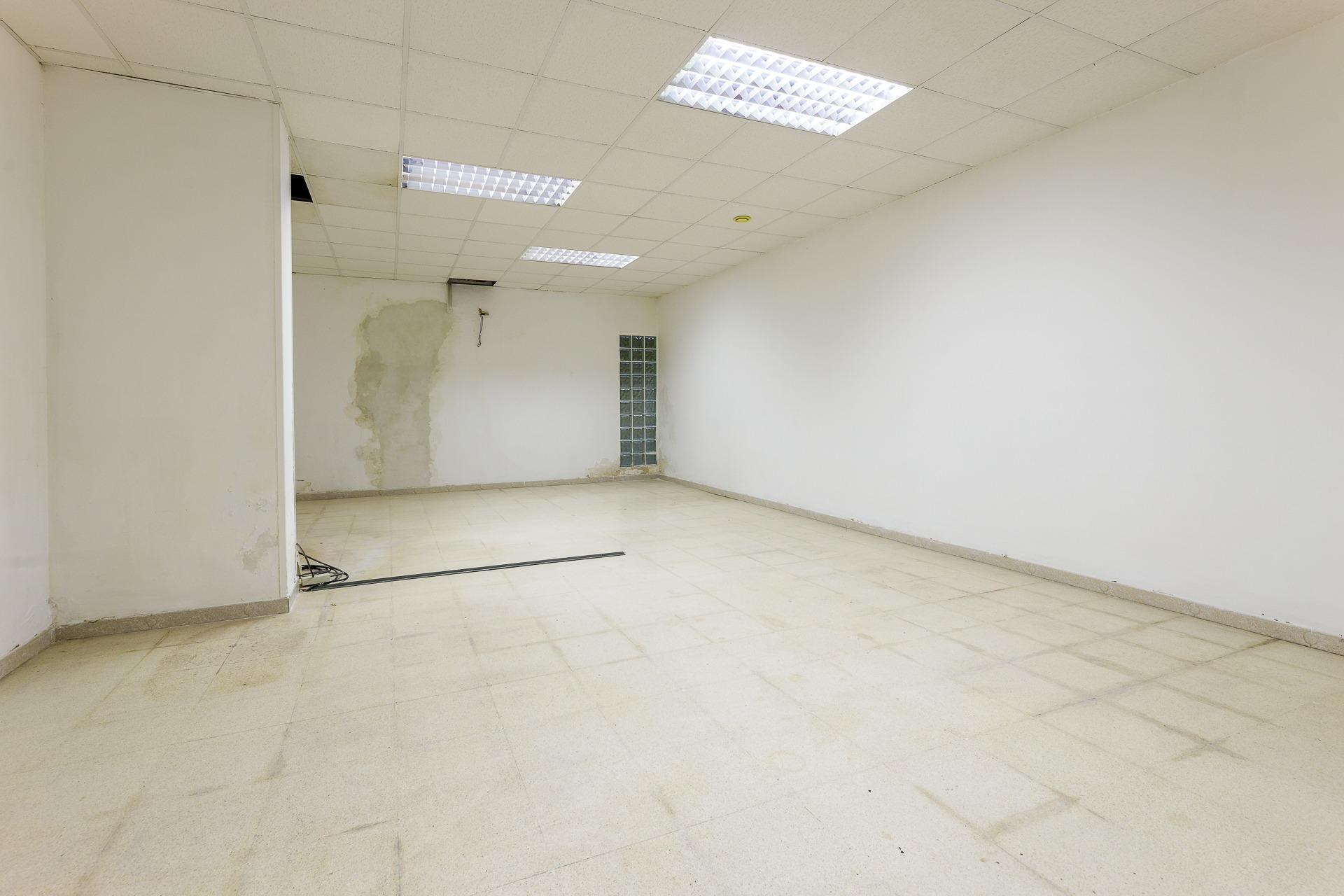 Oportunidad! 2 locales contiguos (. 300 m²) con posibilidad de cambio de uso a vivienda