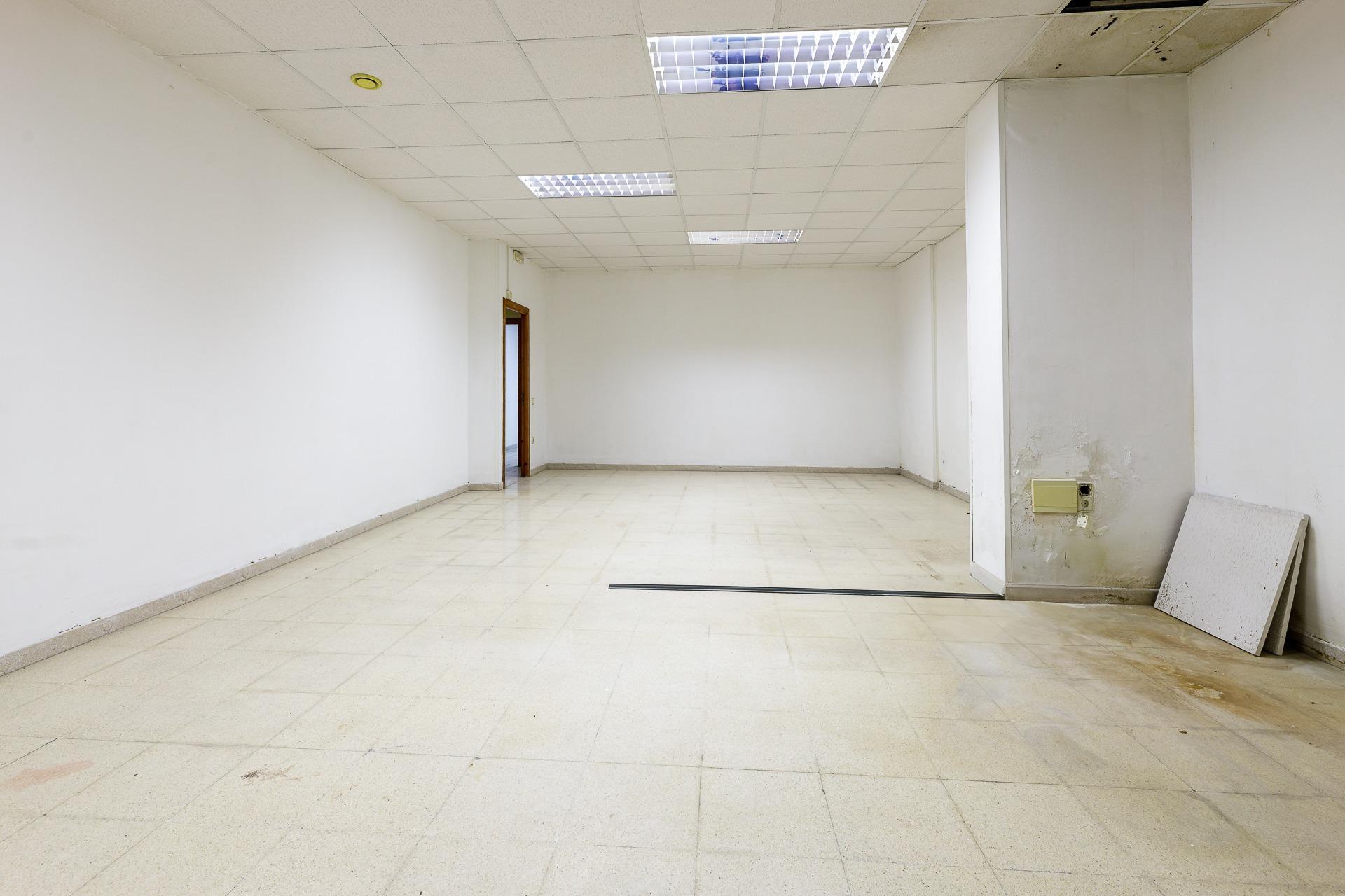 Oportunidad! 2 locales contiguos (. 300 m²) con posibilidad de cambio de uso a vivienda