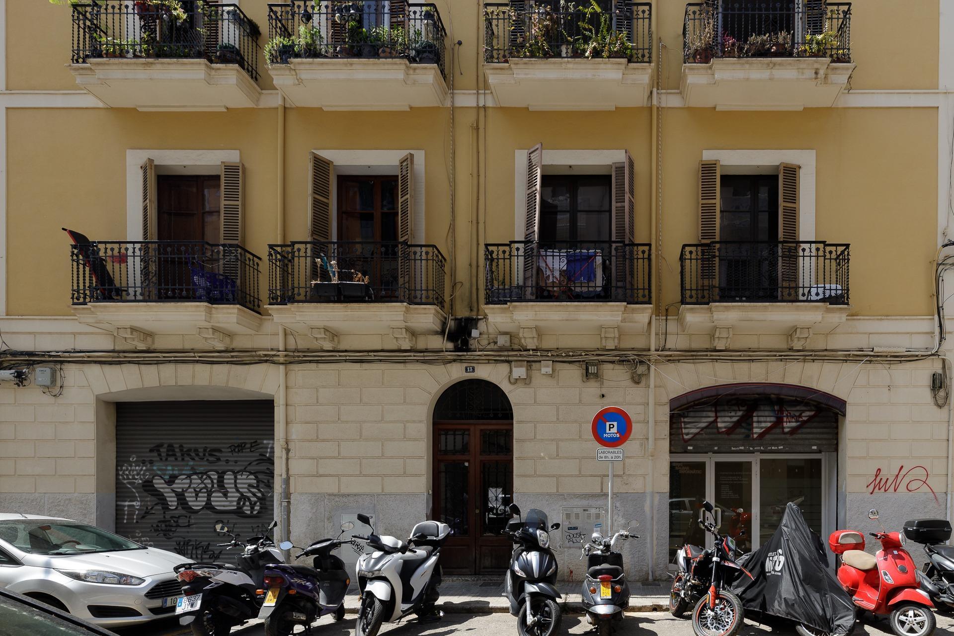 Oportunidad! 2 locales contiguos (. 300 m²) con posibilidad de cambio de uso a vivienda