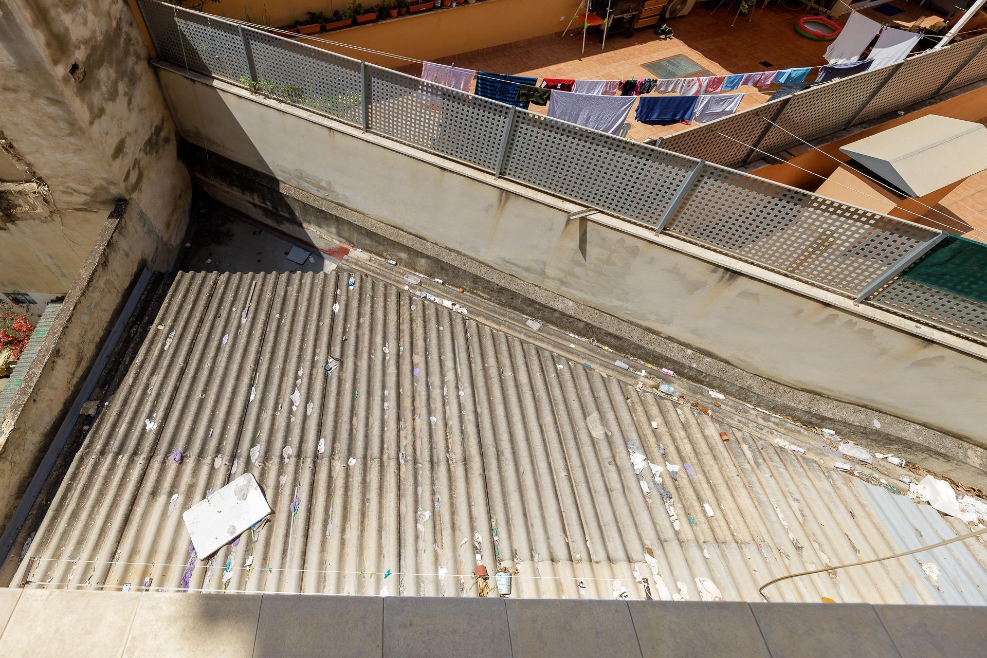 Oportunidad! 2 locales contiguos (. 300 m²) con posibilidad de cambio de uso a vivienda