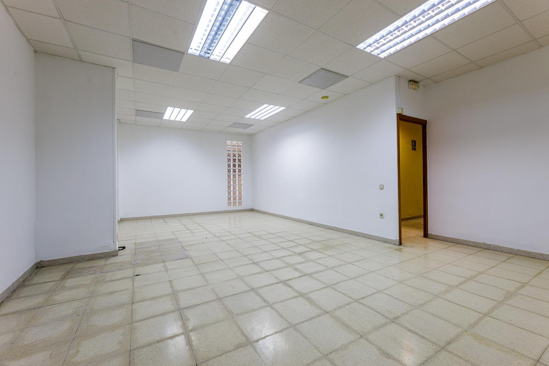 Oportunidad! 2 locales contiguos (. 300 m²) con posibilidad de cambio de uso a vivienda