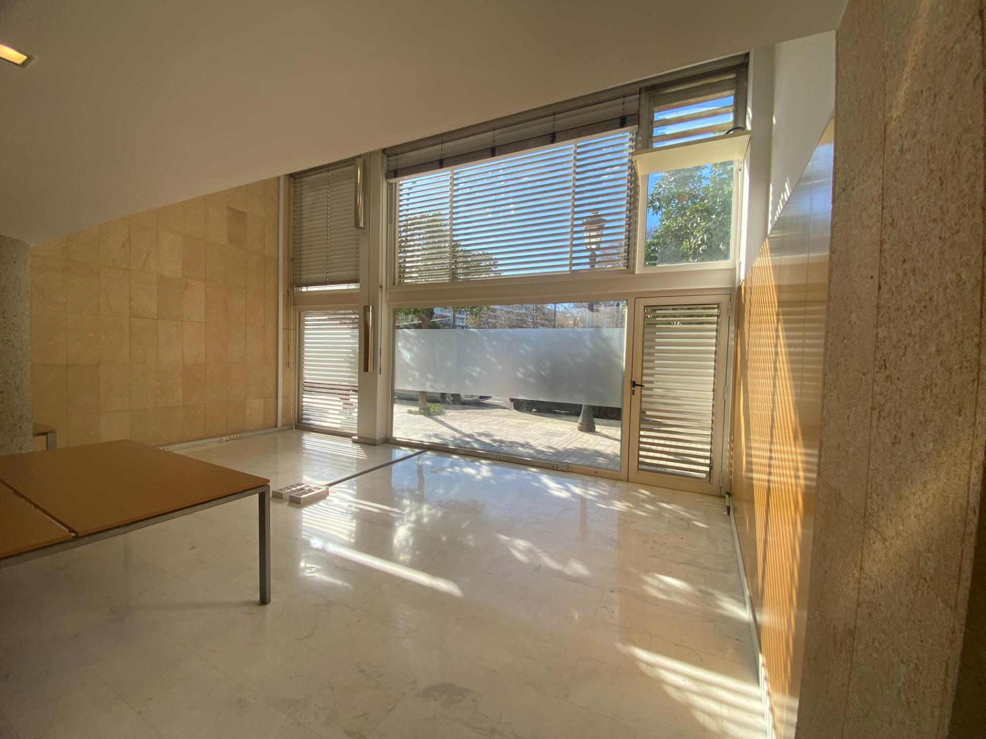 Se alquila amplio local comercial de 242 m², proyectado por el arquitecto Tonet Sunyer