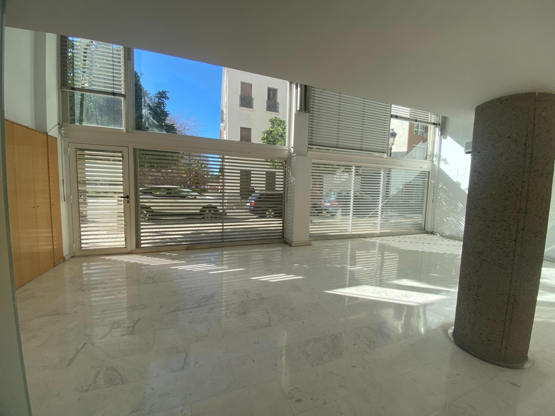 Se alquila amplio local comercial de 242 m², proyectado por el arquitecto Tonet Sunyer