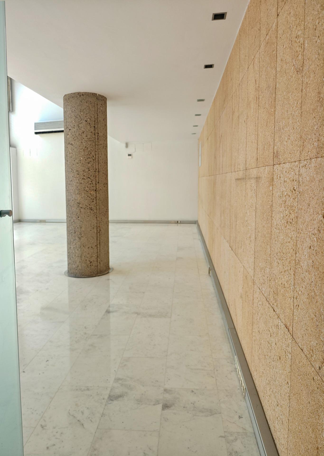 Se alquila amplio local comercial de 242 m², proyectado por el arquitecto Tonet Sunyer