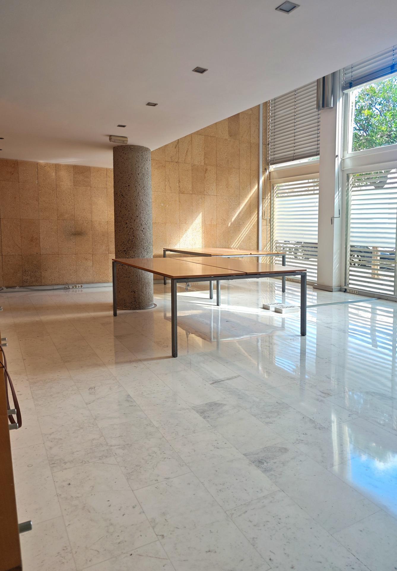 Se alquila amplio local comercial de 242 m², proyectado por el arquitecto Tonet Sunyer