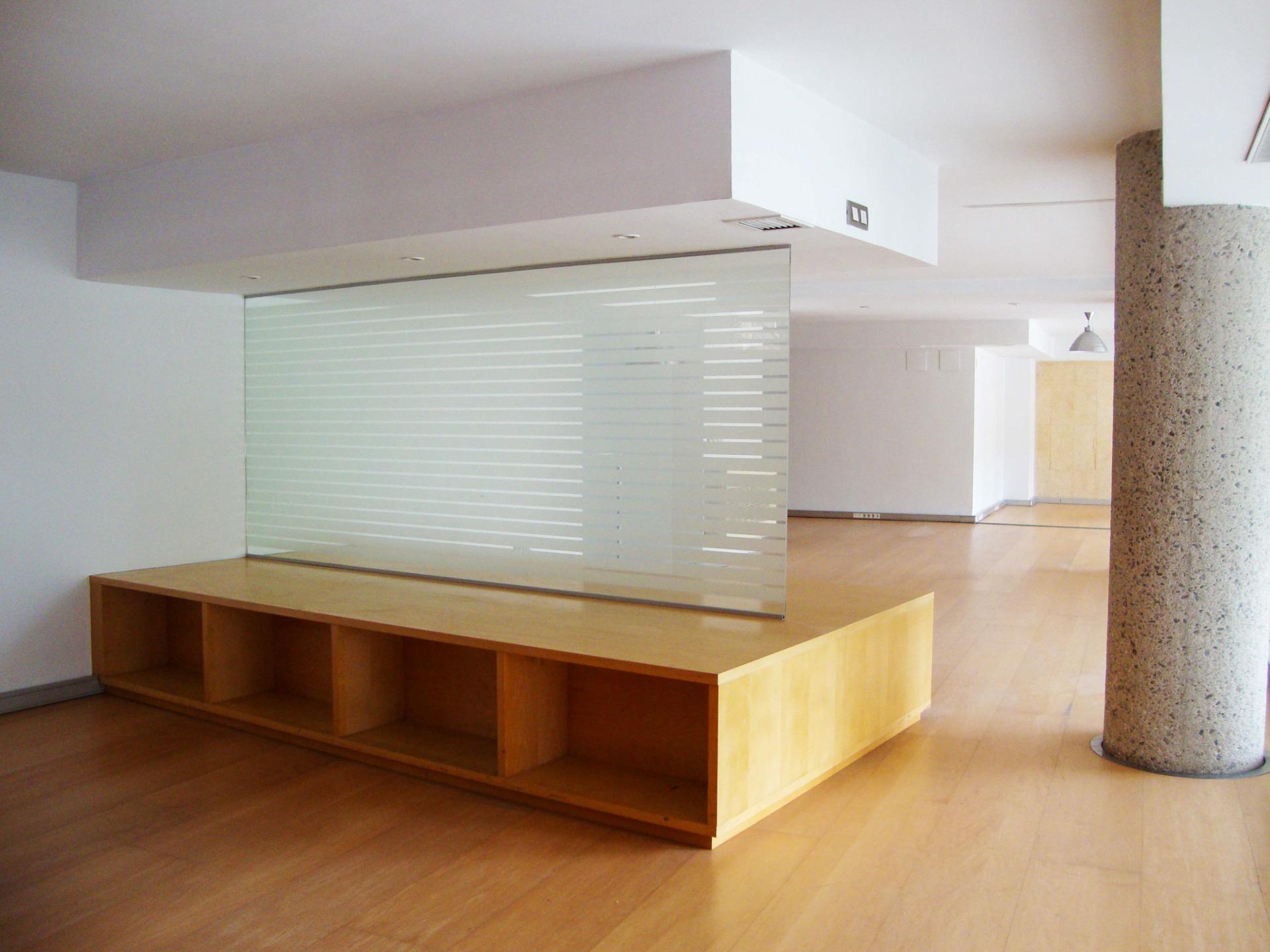 Se alquila amplio local comercial de 242 m², proyectado por el arquitecto Tonet Sunyer