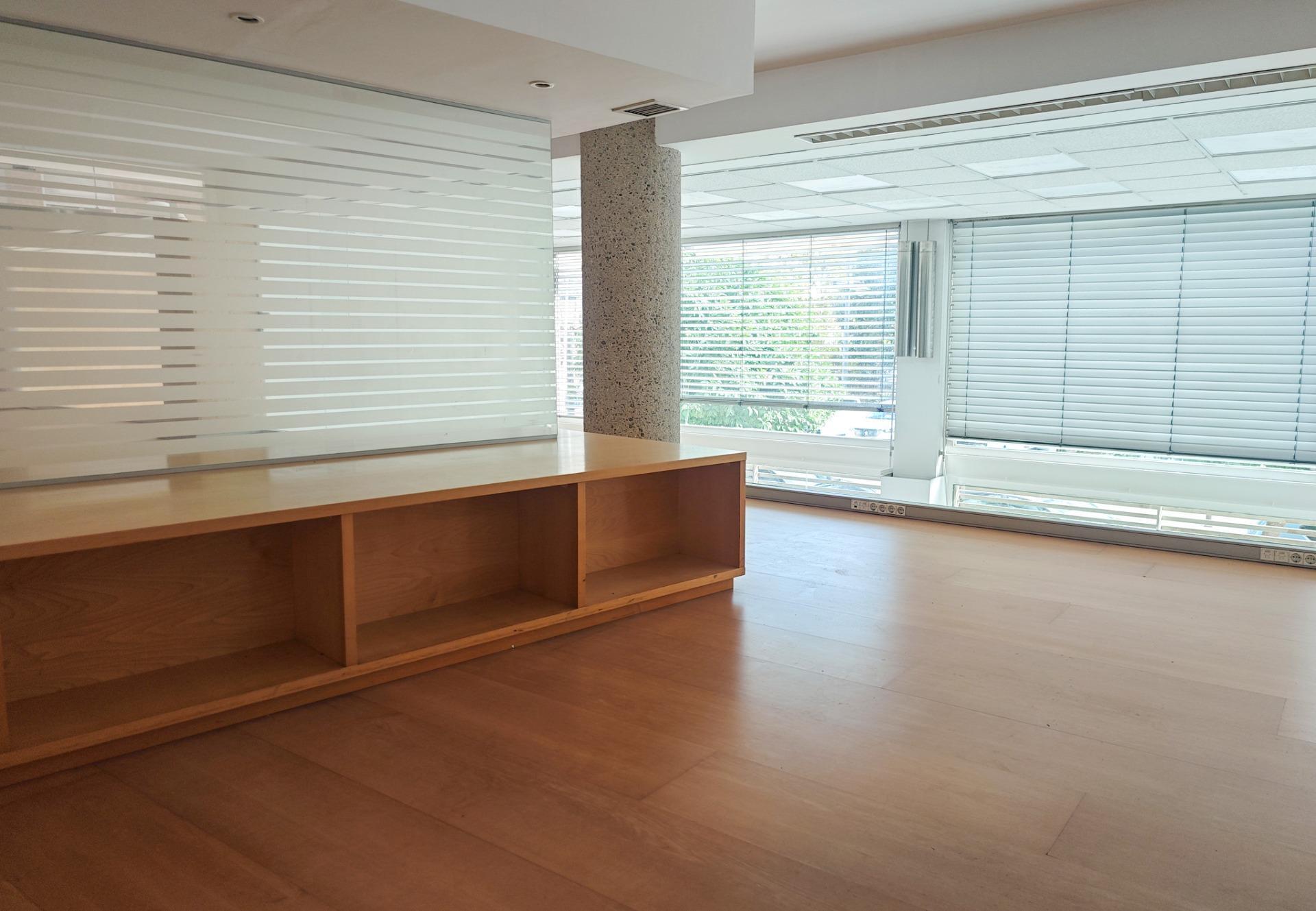 Se alquila amplio local comercial de 242 m², proyectado por el arquitecto Tonet Sunyer