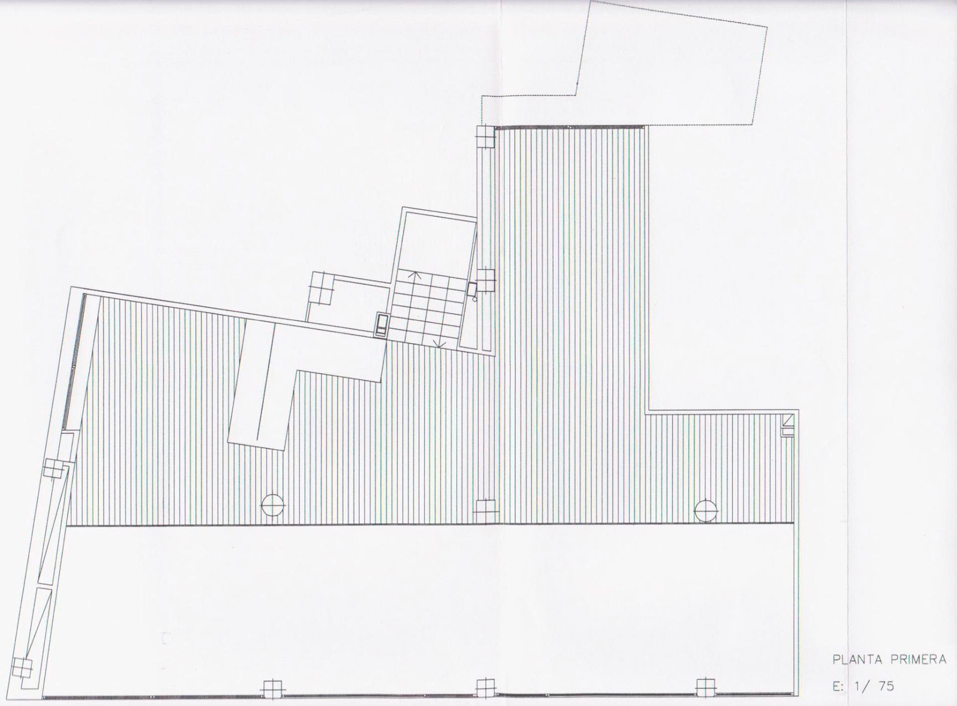 Se alquila amplio local comercial de 242 m², proyectado por el arquitecto Tonet Sunyer