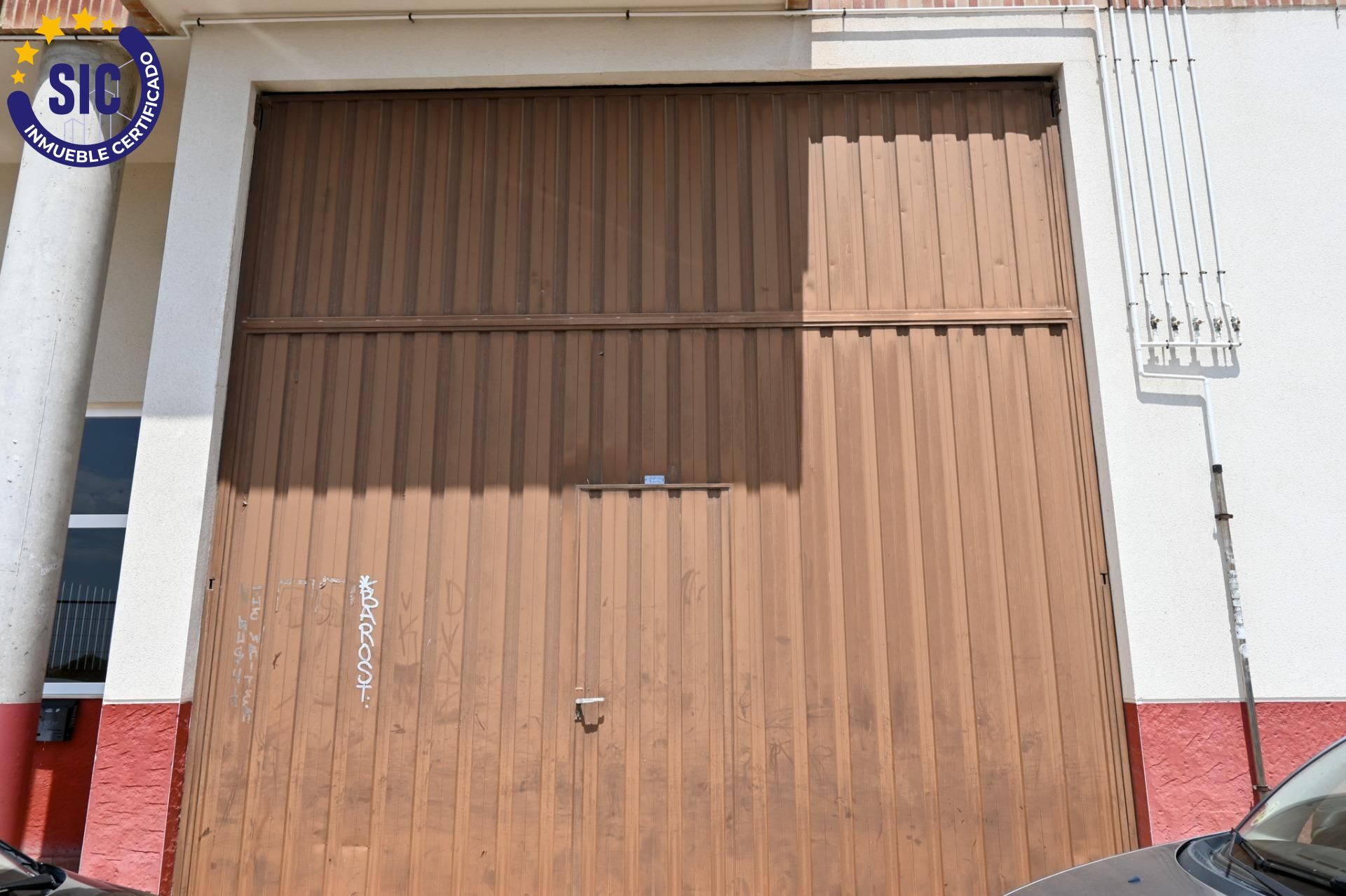 ¡Gran oportunidad de inversión en Xirivella! Local comercial en venta con acceso a dos calles