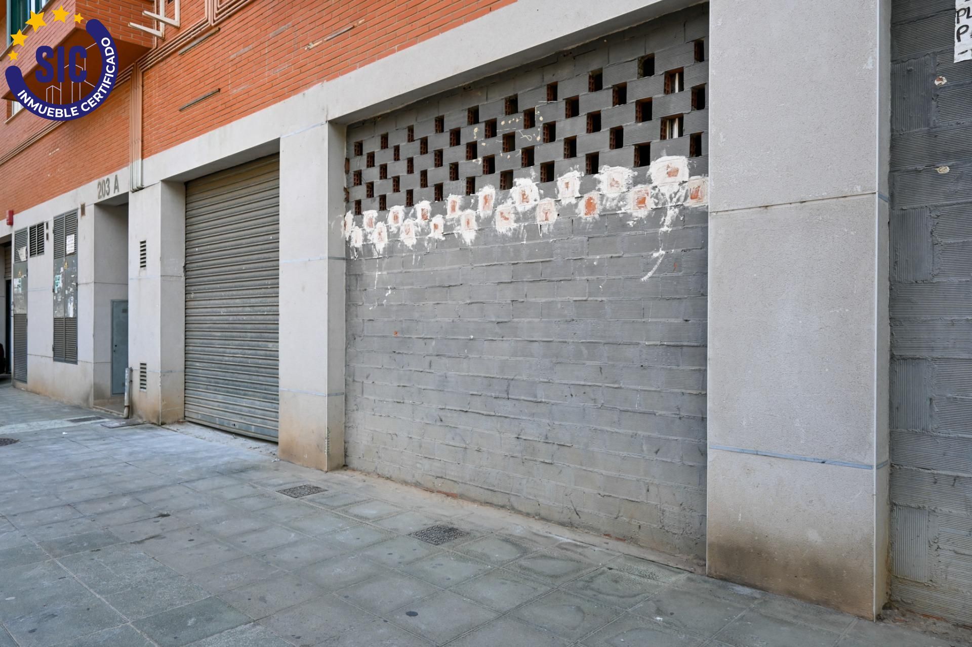 ¡Gran oportunidad de inversión en Xirivella! Local comercial en venta con acceso a dos calles