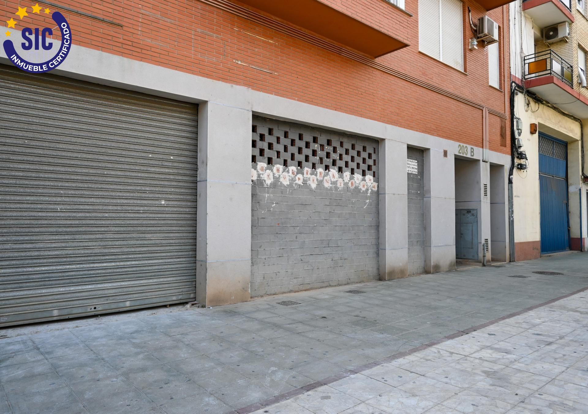 ¡Gran oportunidad de inversión en Xirivella! Local comercial en venta con acceso a dos calles