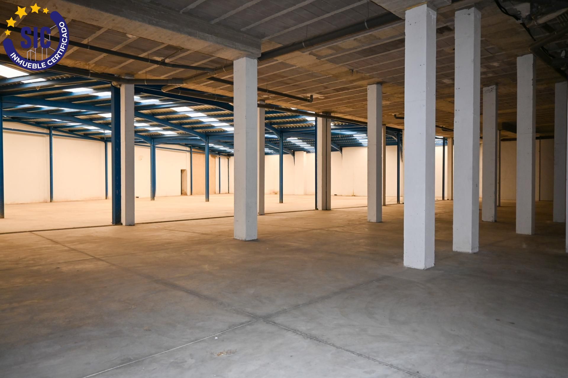 ¡Gran oportunidad de inversión en Xirivella! Local comercial en venta con acceso a dos calles