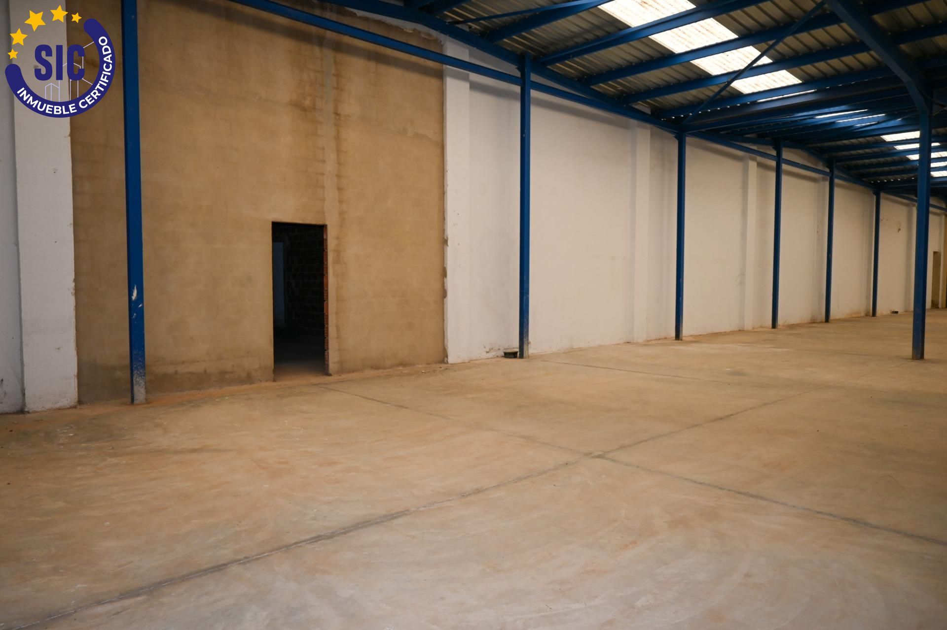 ¡Gran oportunidad de inversión en Xirivella! Local comercial en venta con acceso a dos calles