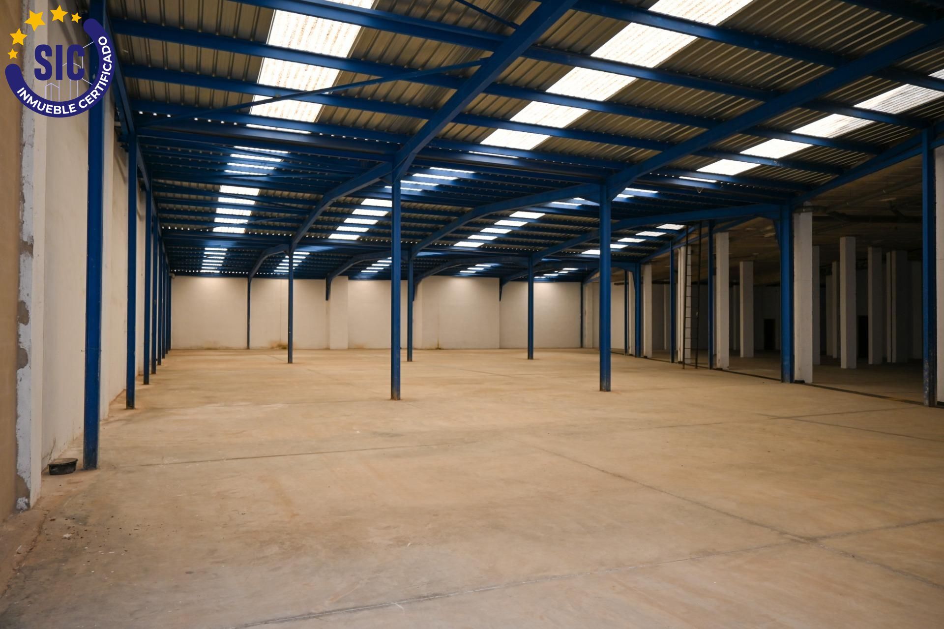 ¡Gran oportunidad de inversión en Xirivella! Local comercial en venta con acceso a dos calles