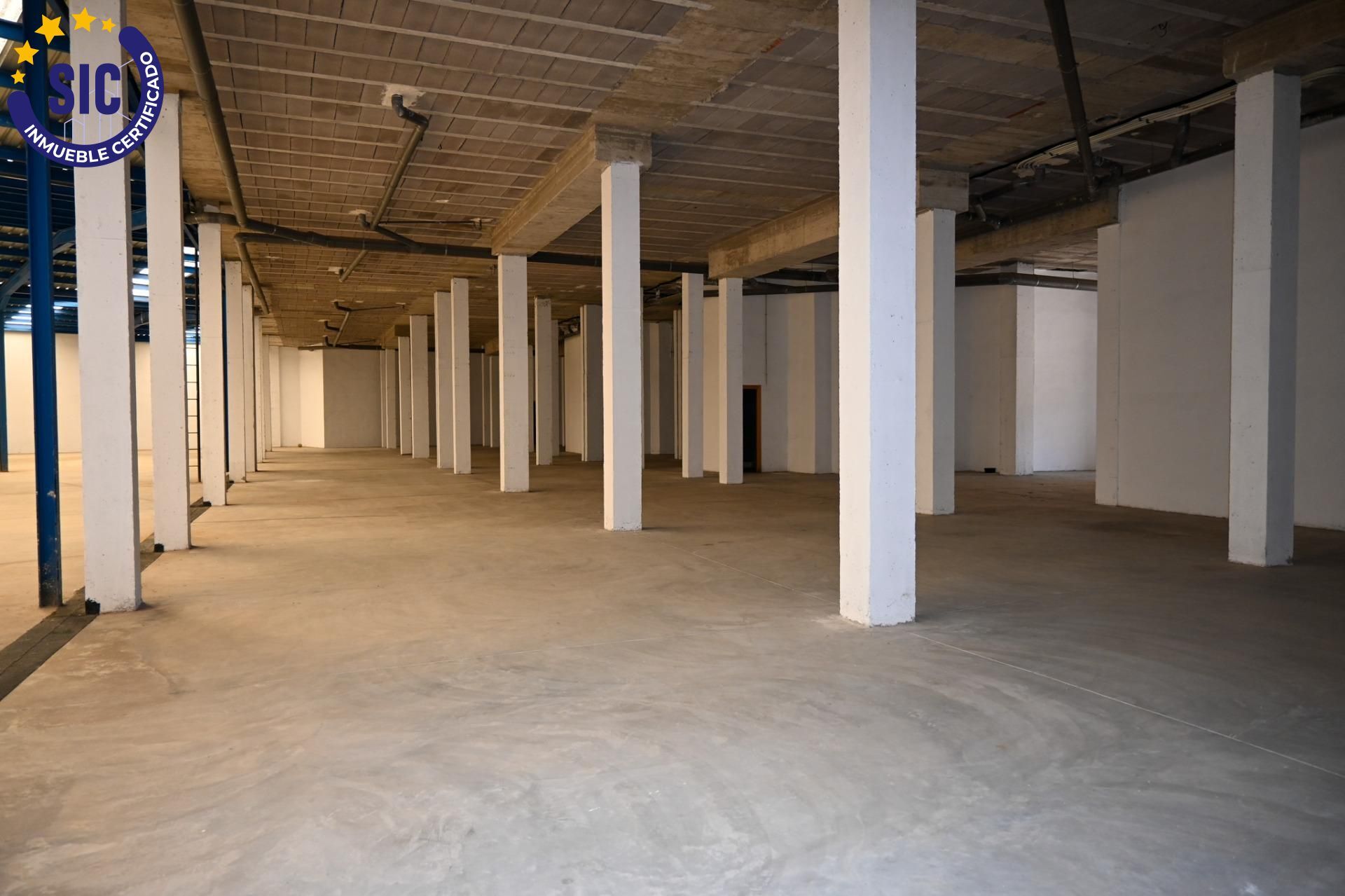 ¡Gran oportunidad de inversión en Xirivella! Local comercial en venta con acceso a dos calles