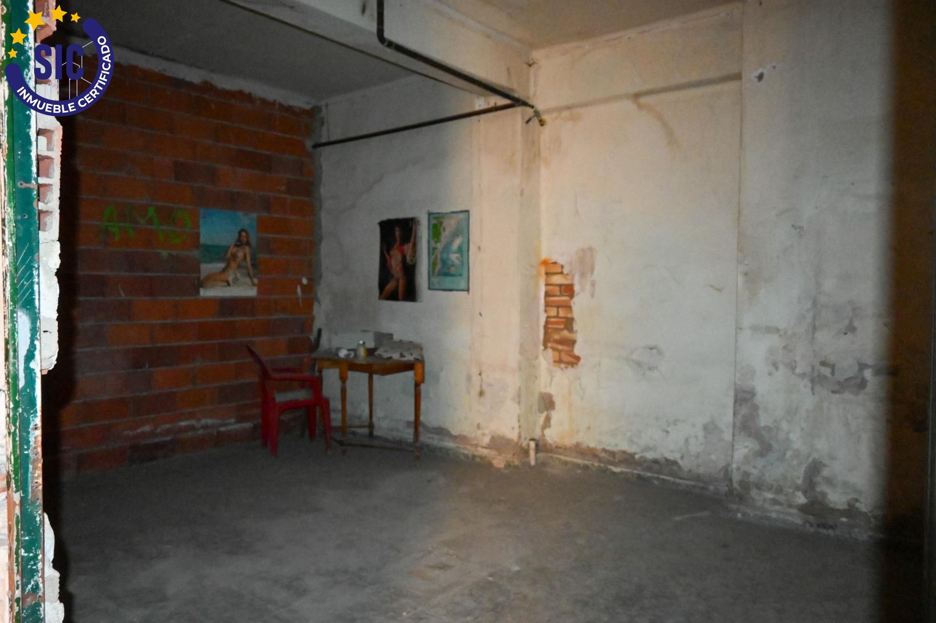 ¡Gran oportunidad de inversión en Xirivella! Local comercial en venta con acceso a dos calles