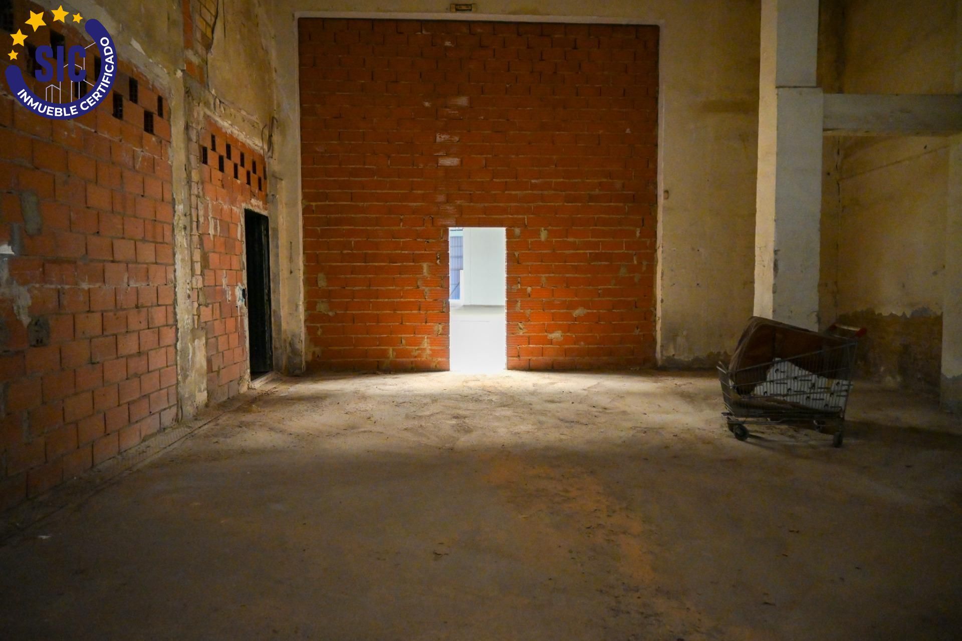 ¡Gran oportunidad de inversión en Xirivella! Local comercial en venta con acceso a dos calles