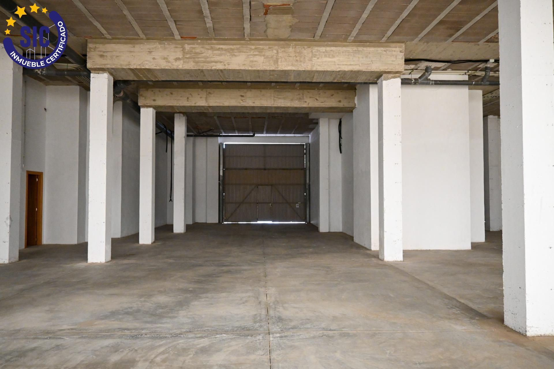 ¡Gran oportunidad de inversión en Xirivella! Local comercial en venta con acceso a dos calles