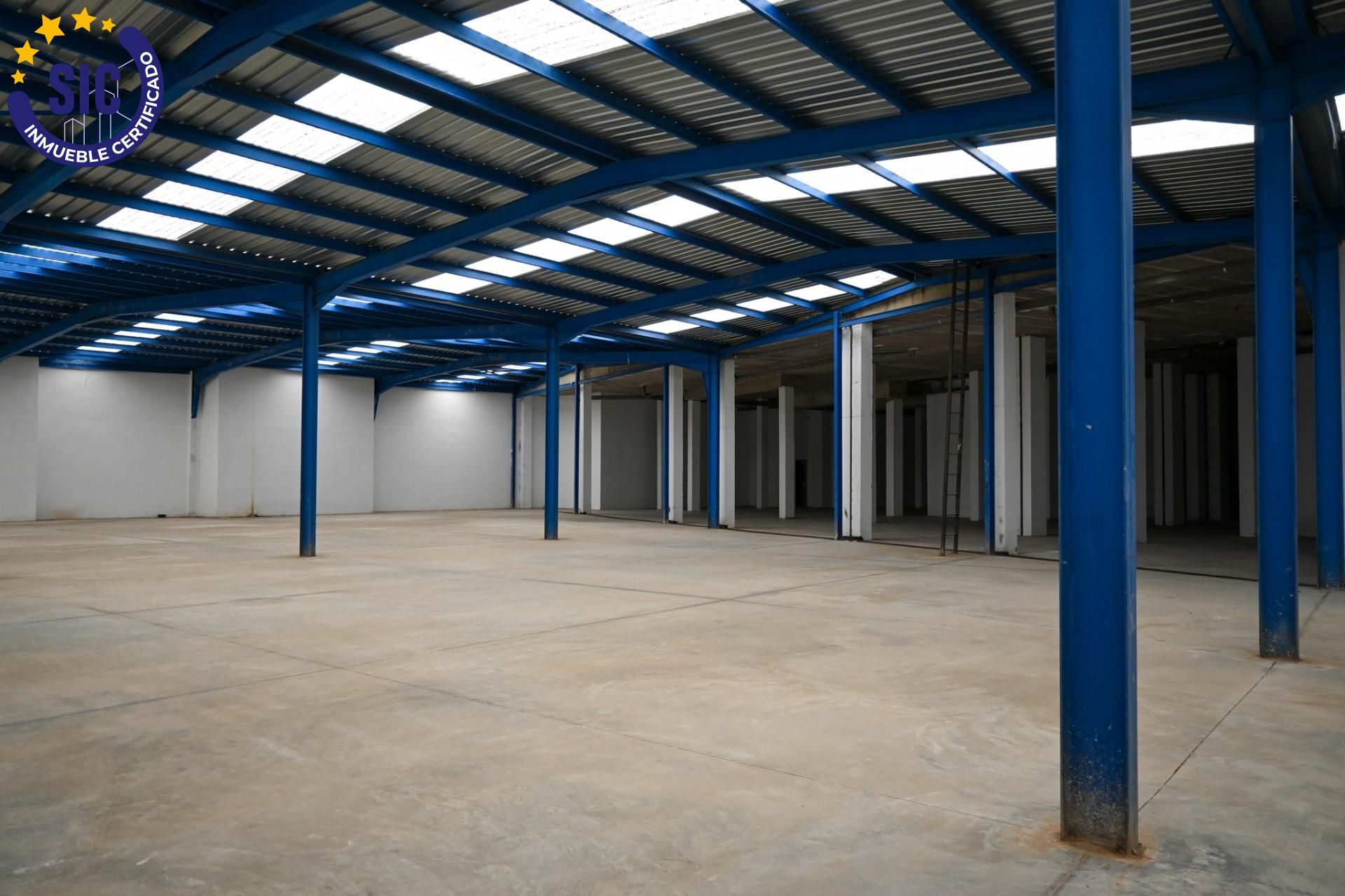 ¡Gran oportunidad de inversión en Xirivella! Local comercial en venta con acceso a dos calles