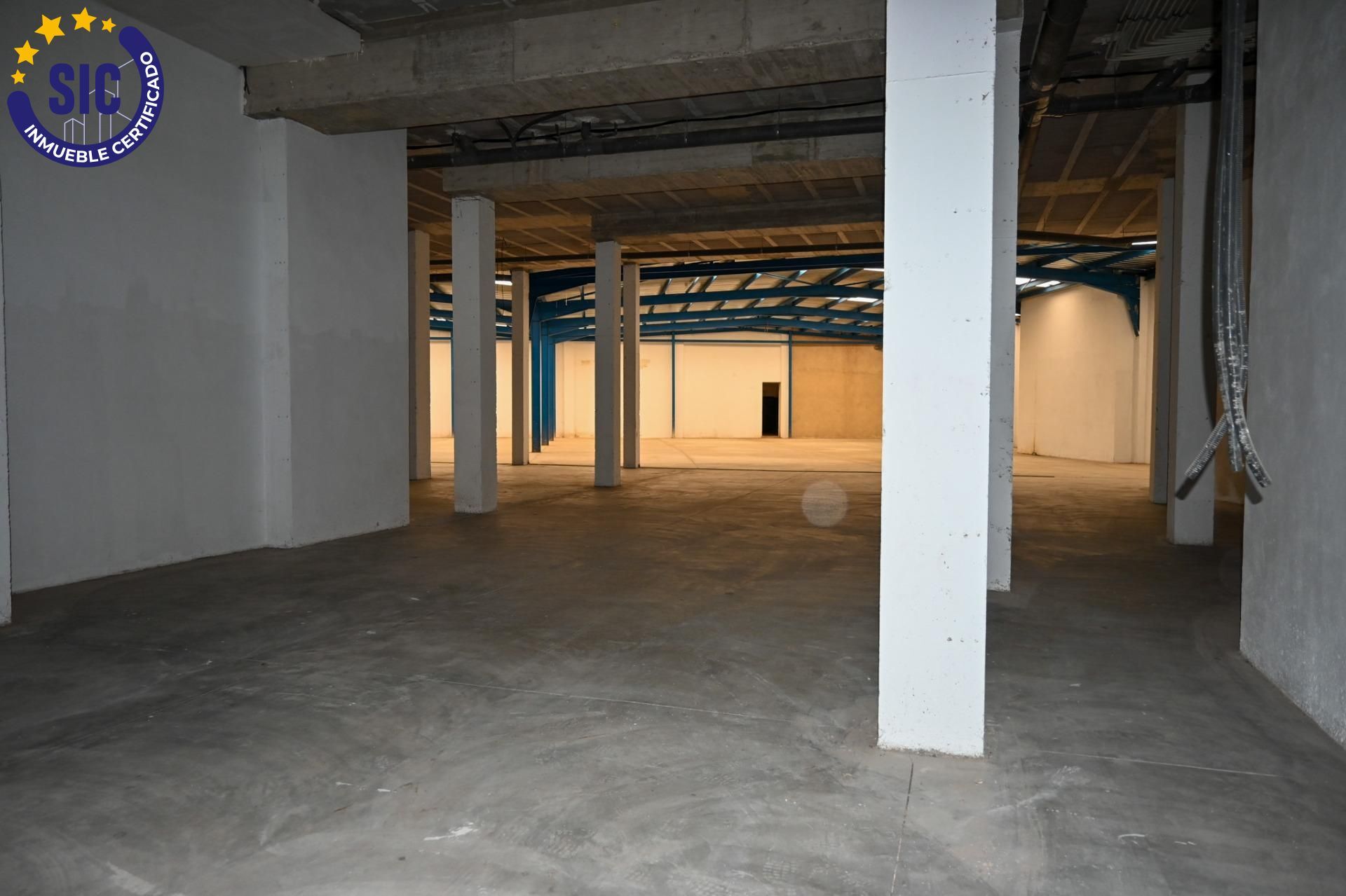 ¡Gran oportunidad de inversión en Xirivella! Local comercial en venta con acceso a dos calles