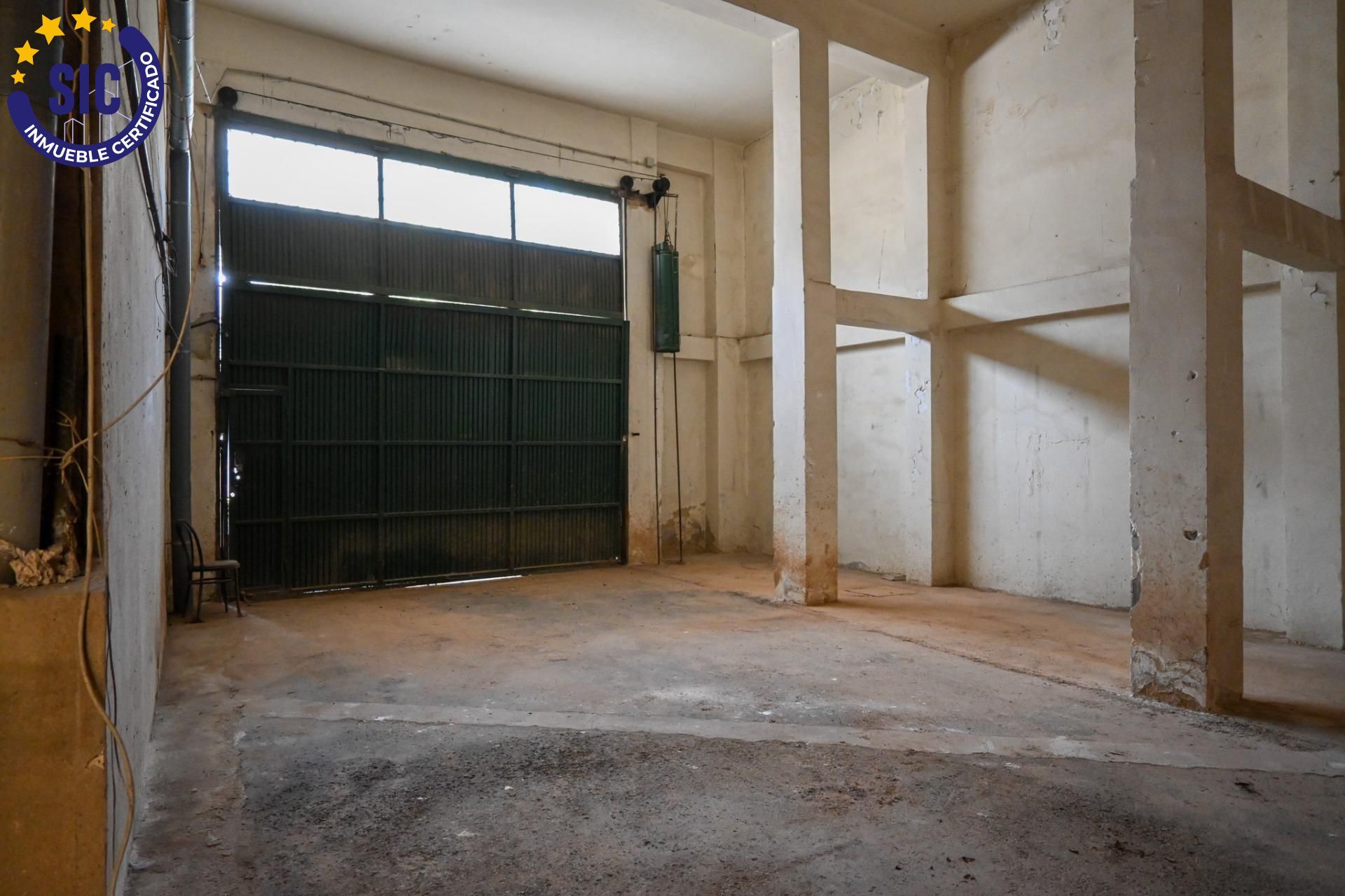 ¡Gran oportunidad de inversión en Xirivella! Local comercial en venta con acceso a dos calles