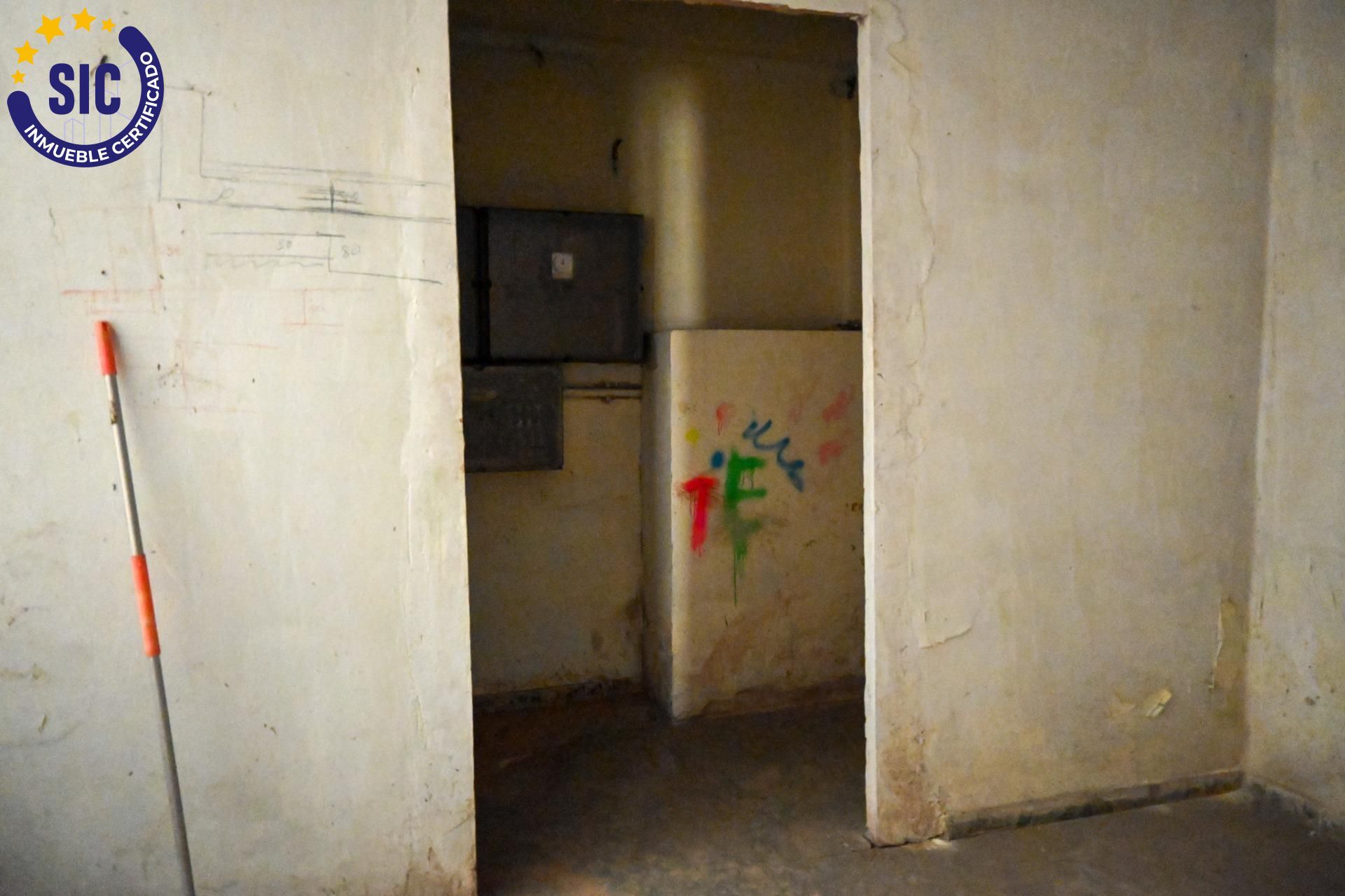 ¡Gran oportunidad de inversión en Xirivella! Local comercial en venta con acceso a dos calles