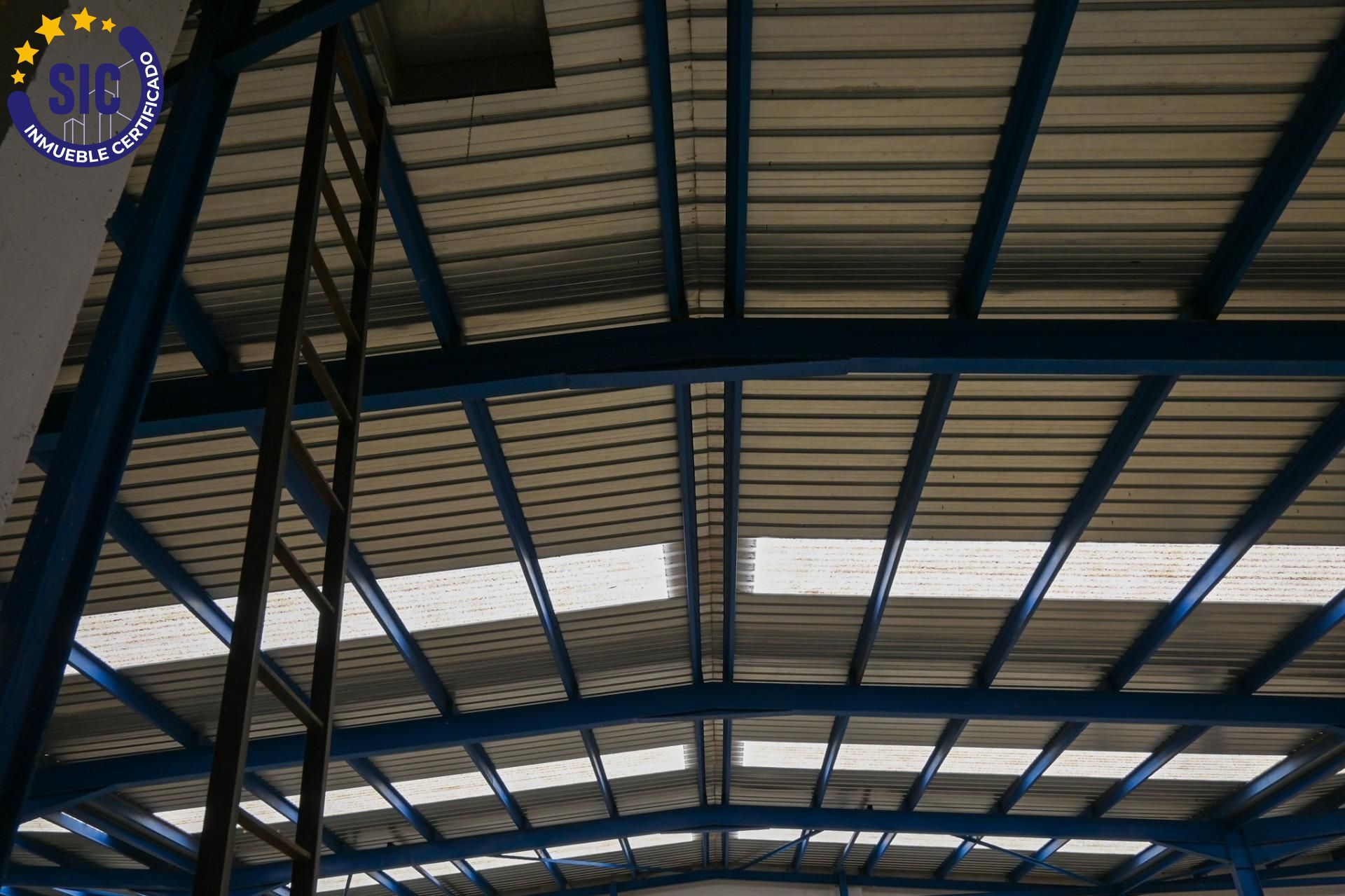 ¡Gran oportunidad de inversión en Xirivella! Local comercial en venta con acceso a dos calles